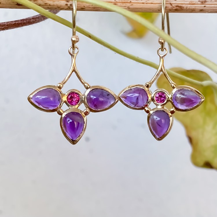 Boucles d'oreilles pendantes en or 14 carats avec améthyste violette et tourmaline rose