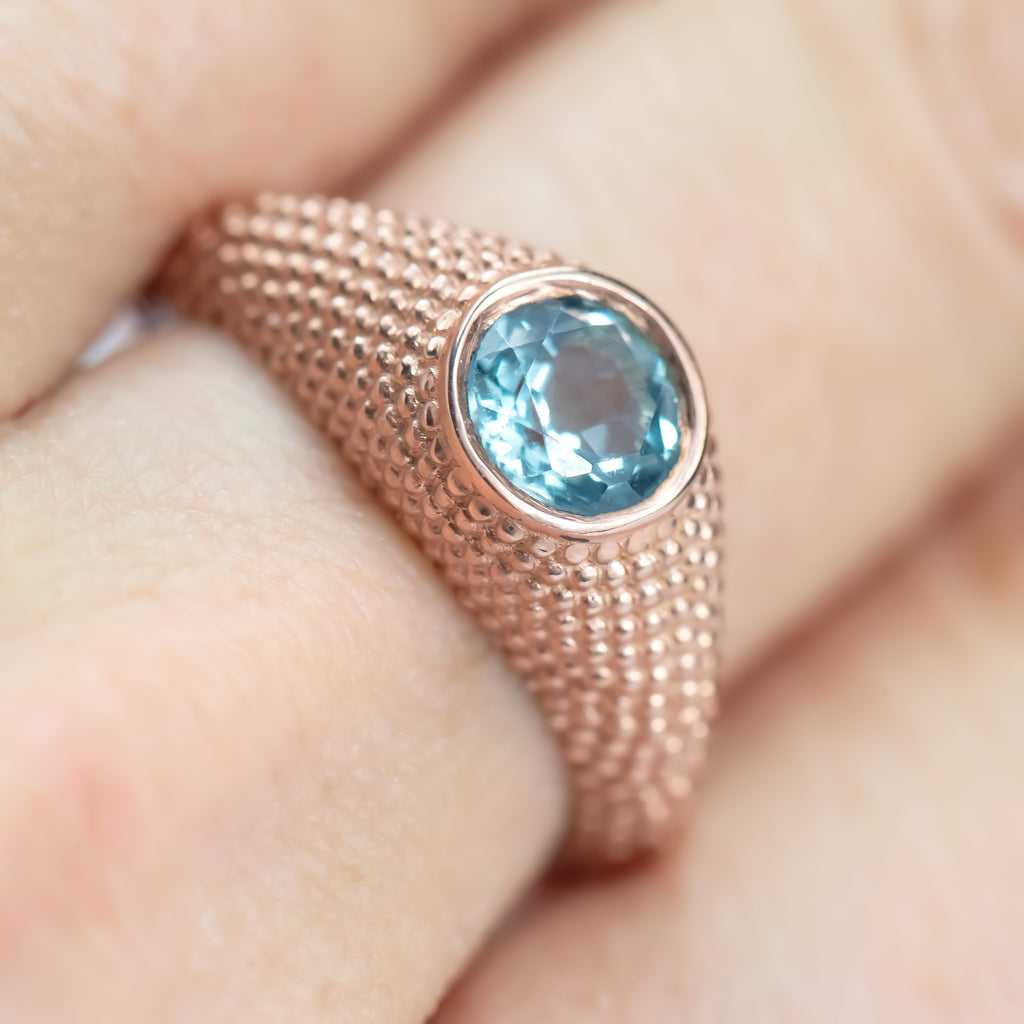 Bague Nubia en or rose avec topaze bleue ronde, taille 7,5 US