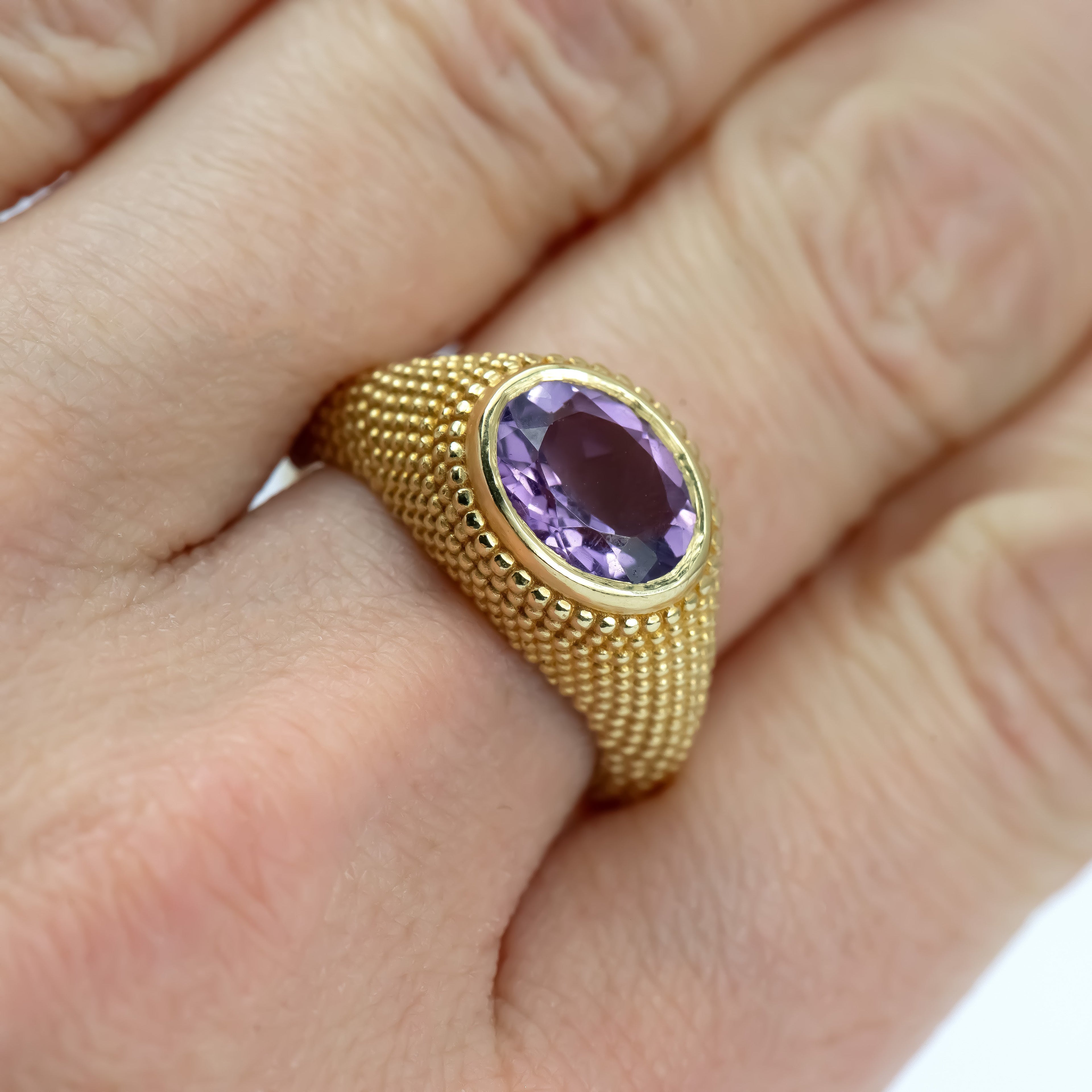 Nubia Ovaler Amethystring aus Gelbgold, Größe 7 (US)