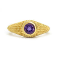 Nubia-Ring aus Gelbgold mit rundem Amethyst, Größe 7,25 (US)