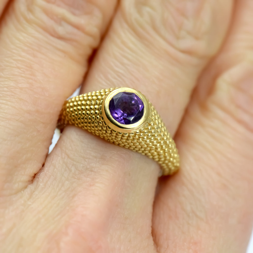 Nubia-Ring aus Gelbgold mit rundem Amethyst, Größe 7,25 (US)