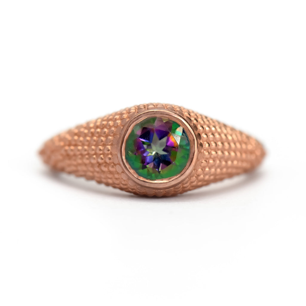 Nubia Ring mit rundem Mystic Topaz in Roségold, Größe 7,25 (US)