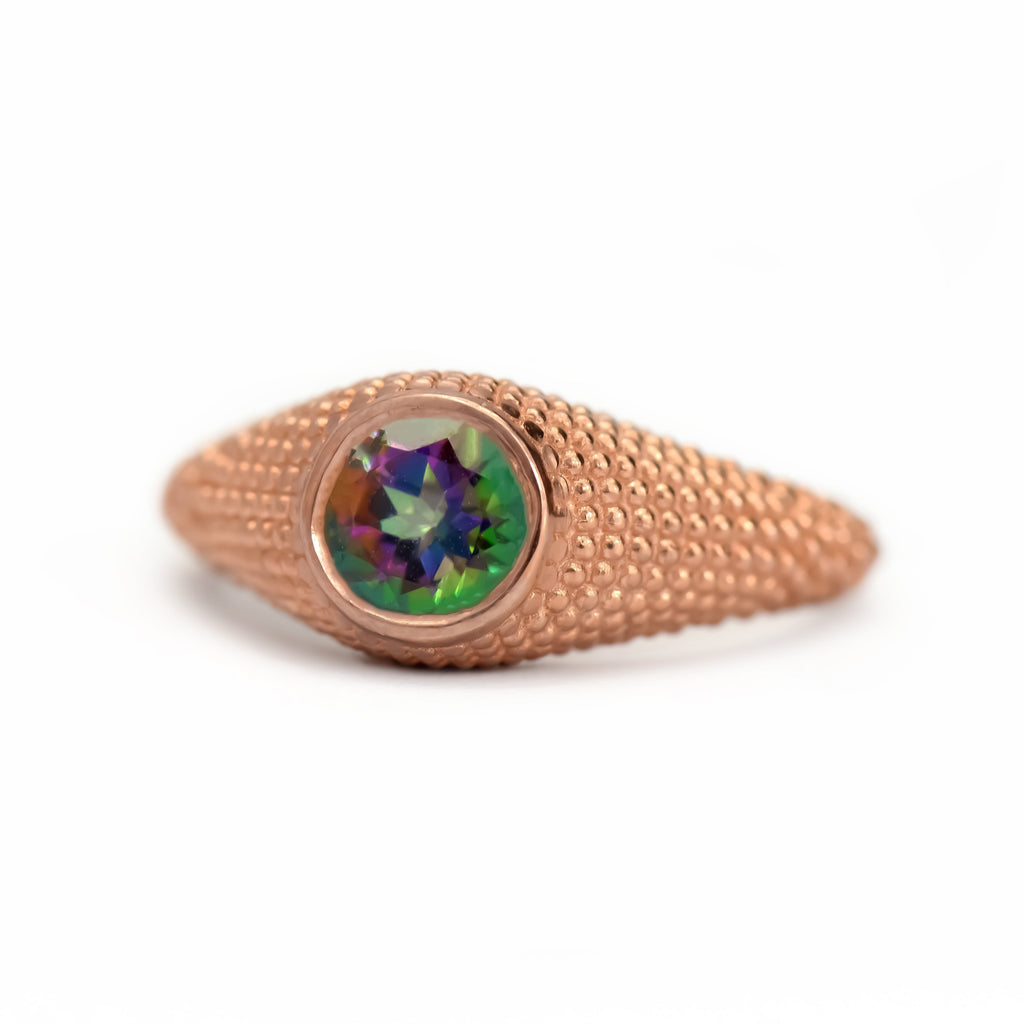 Nubia Ring mit rundem Mystic Topaz in Roségold, Größe 7,25 (US)