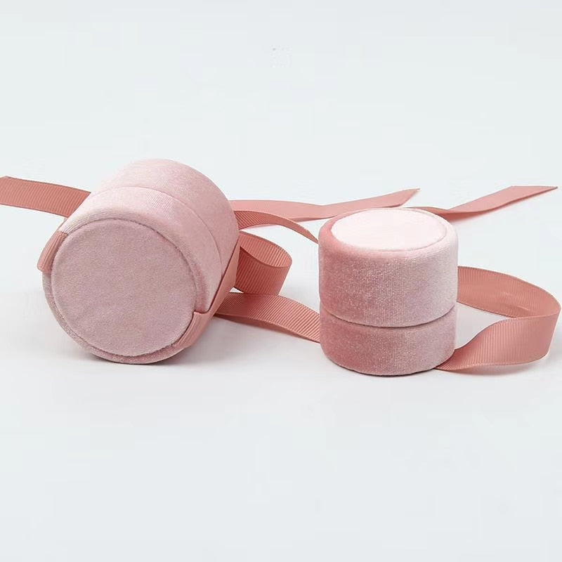 Boîte à bague ronde en velours rose avec nœud