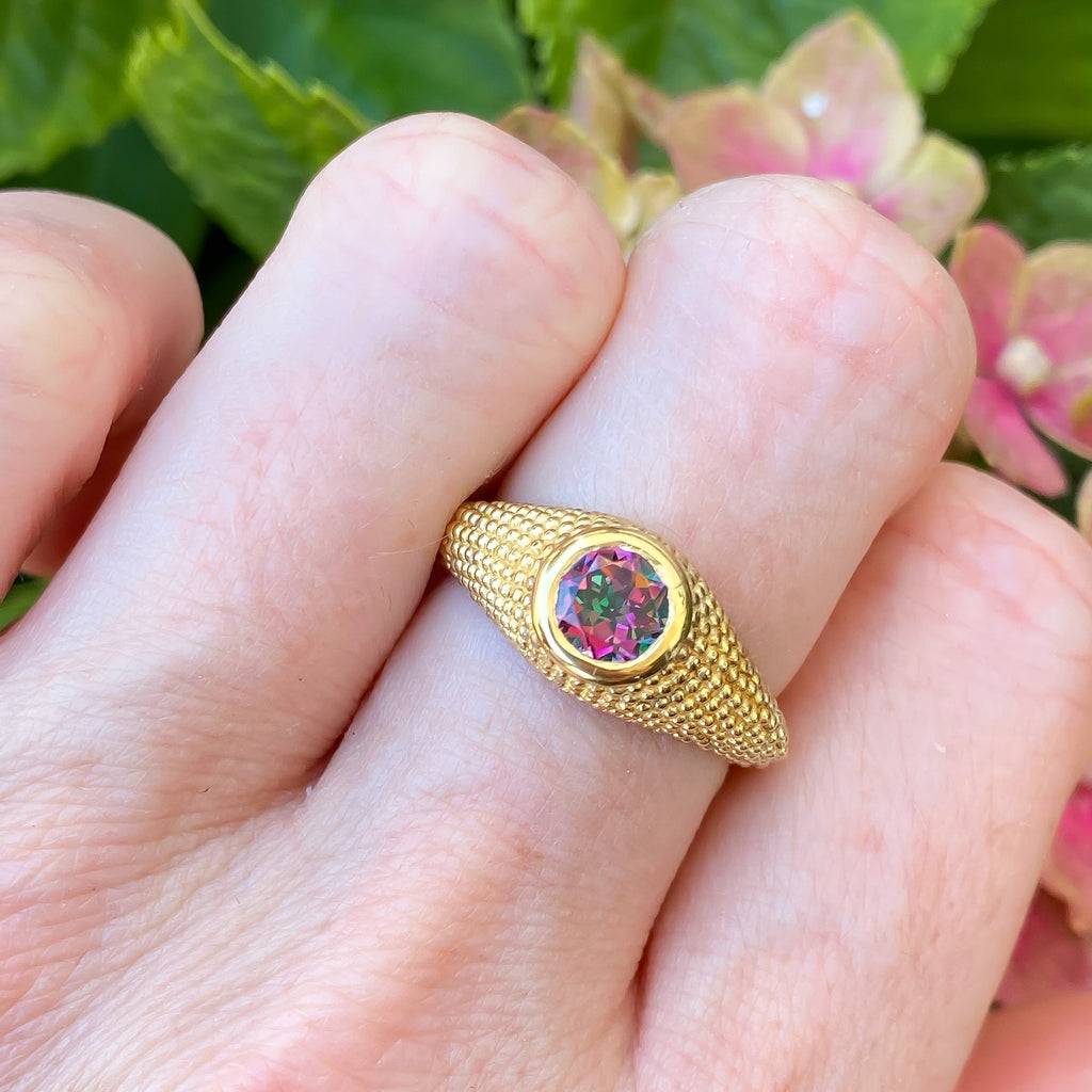 Nubia Ring aus Gelbgold mit rundem Mystic Topaz, Größe 7 (US)