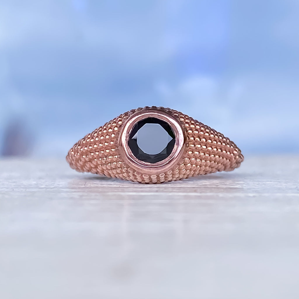 Nubia runder Ring aus schwarzem Spinell in Roségold, Größe 7 (US)