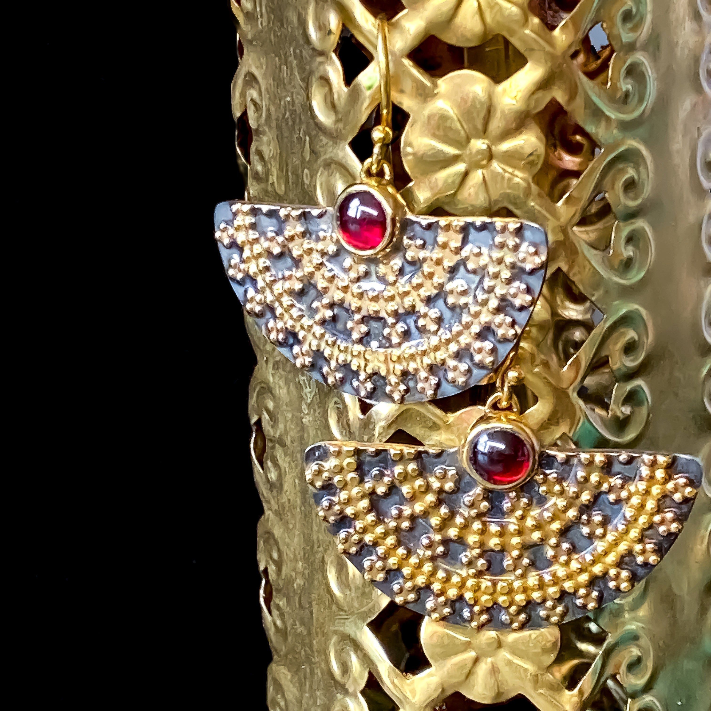 Ohrringe mit rotem Granat, königlich schwarz und gold, Sterlingsilber