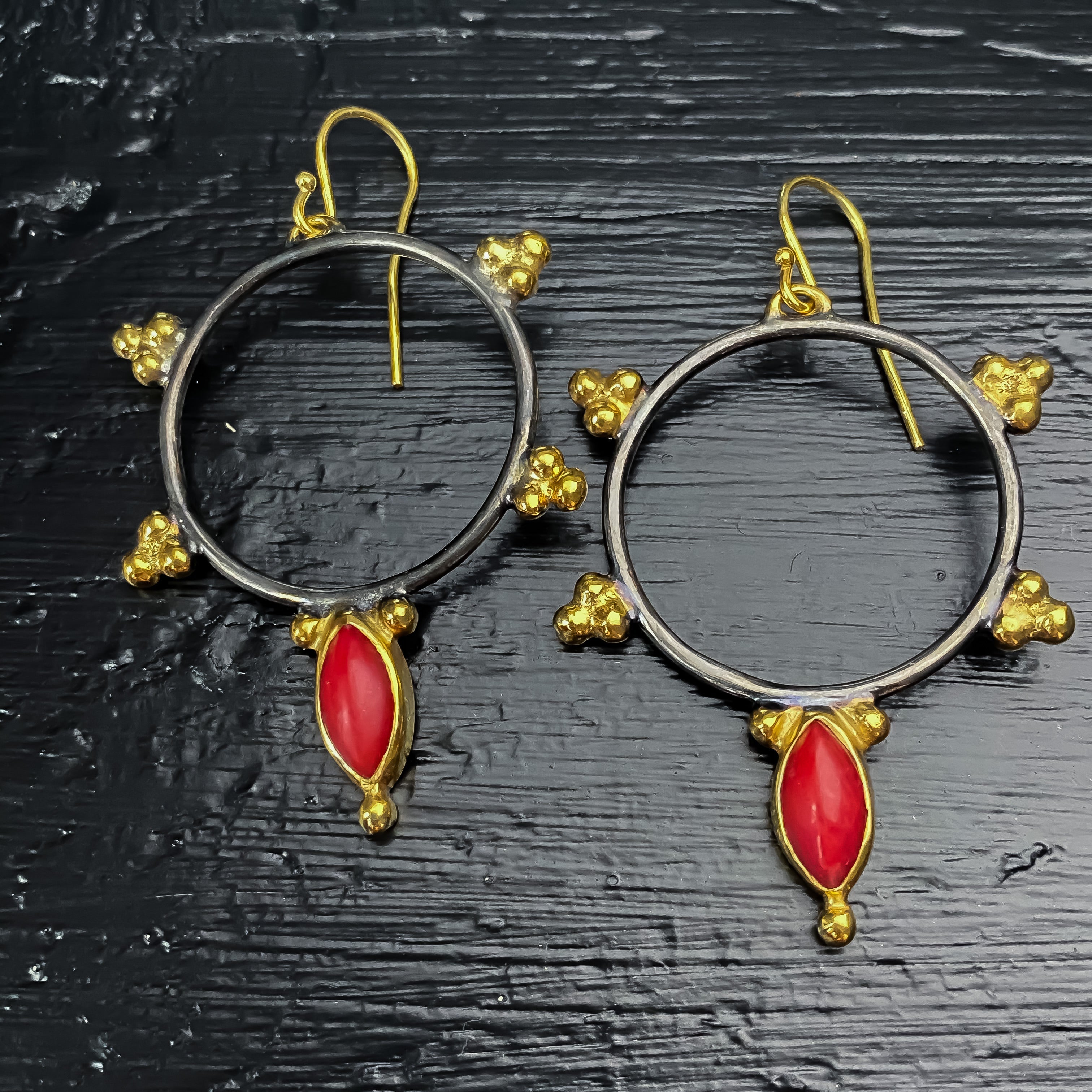 Boucles d'oreilles créoles en corail rouge, noir et or, argent sterling