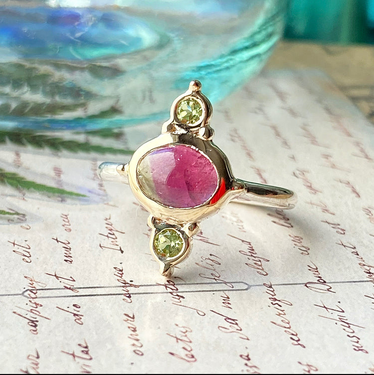 Ring aus 14-karätigem Gelbgold und Sterlingsilber mit Wassermelonen-Turmalin und Peridot, Größe 7US