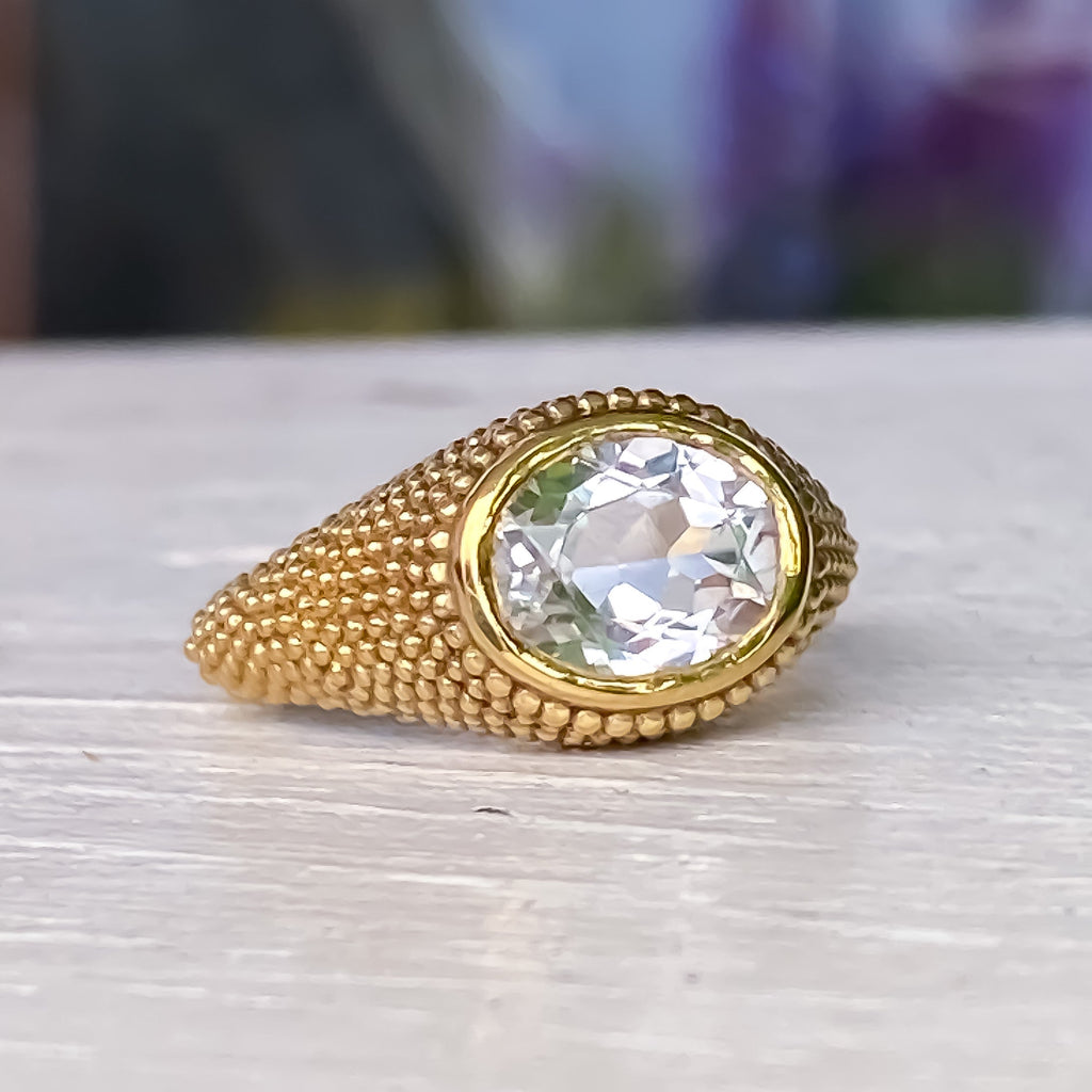 Nubia Ovaler Ring aus Weißtopas, Gelbgold, Größe 7 (US)
