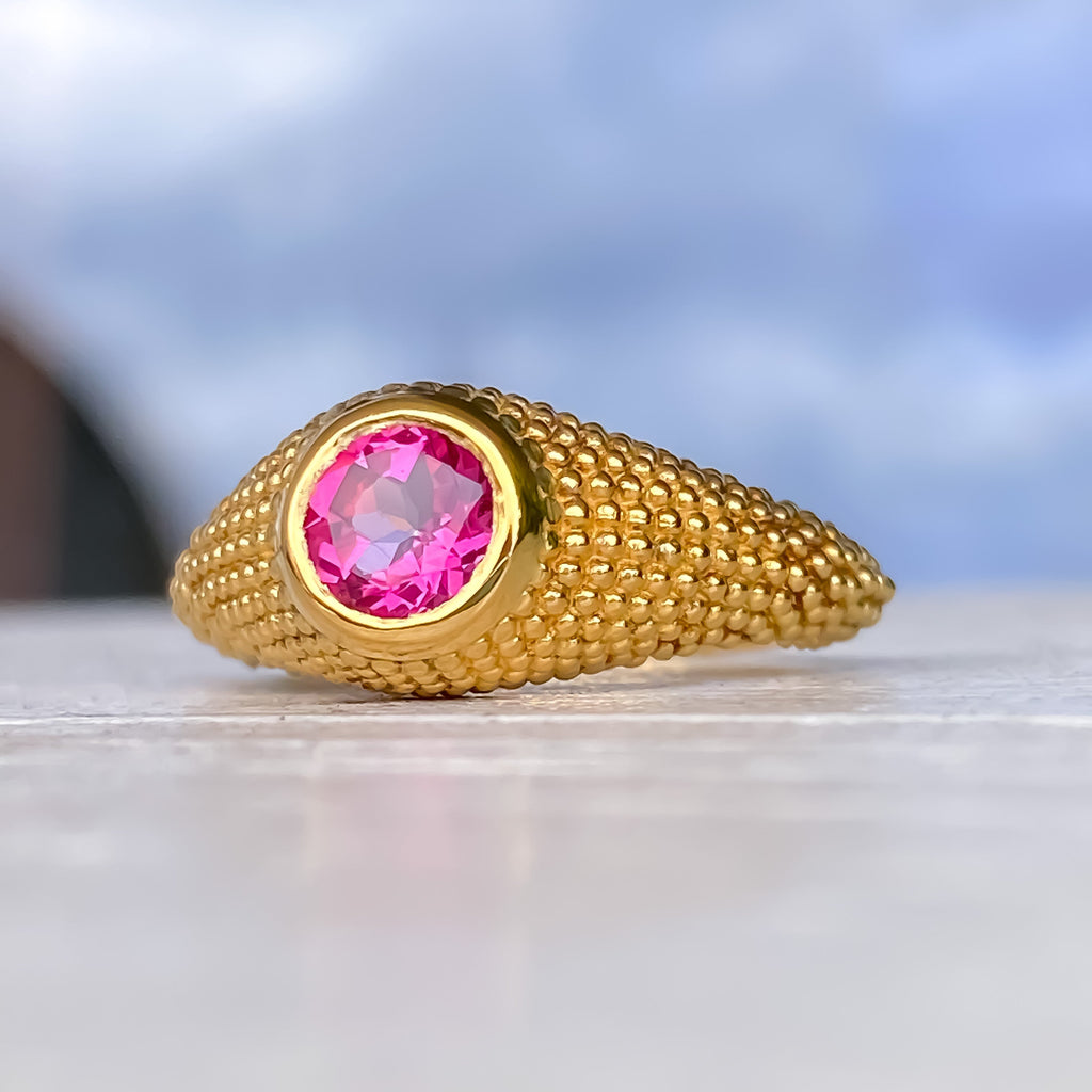 Nubia Ring aus Gelbgold mit rundem rosa Topas, Größe 7 (US)