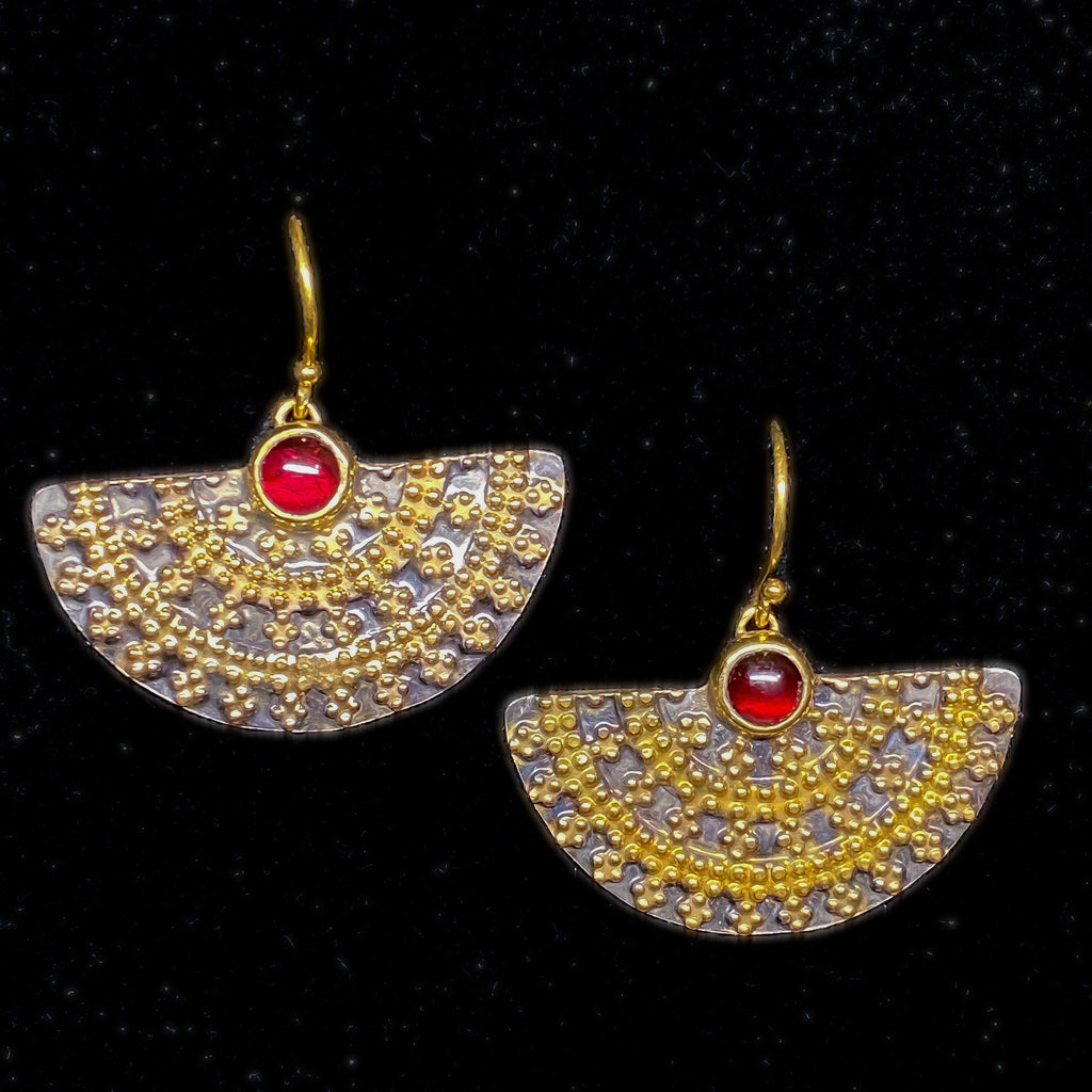 Ohrringe mit rotem Granat, königlich schwarz und gold, Sterlingsilber