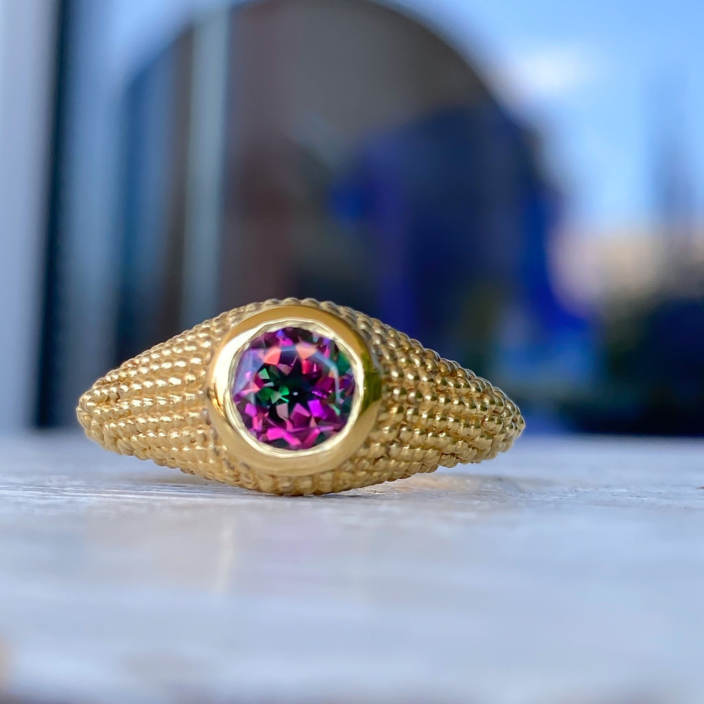 Nubia Ring aus Gelbgold mit rundem Mystic Topaz, Größe 7 (US)