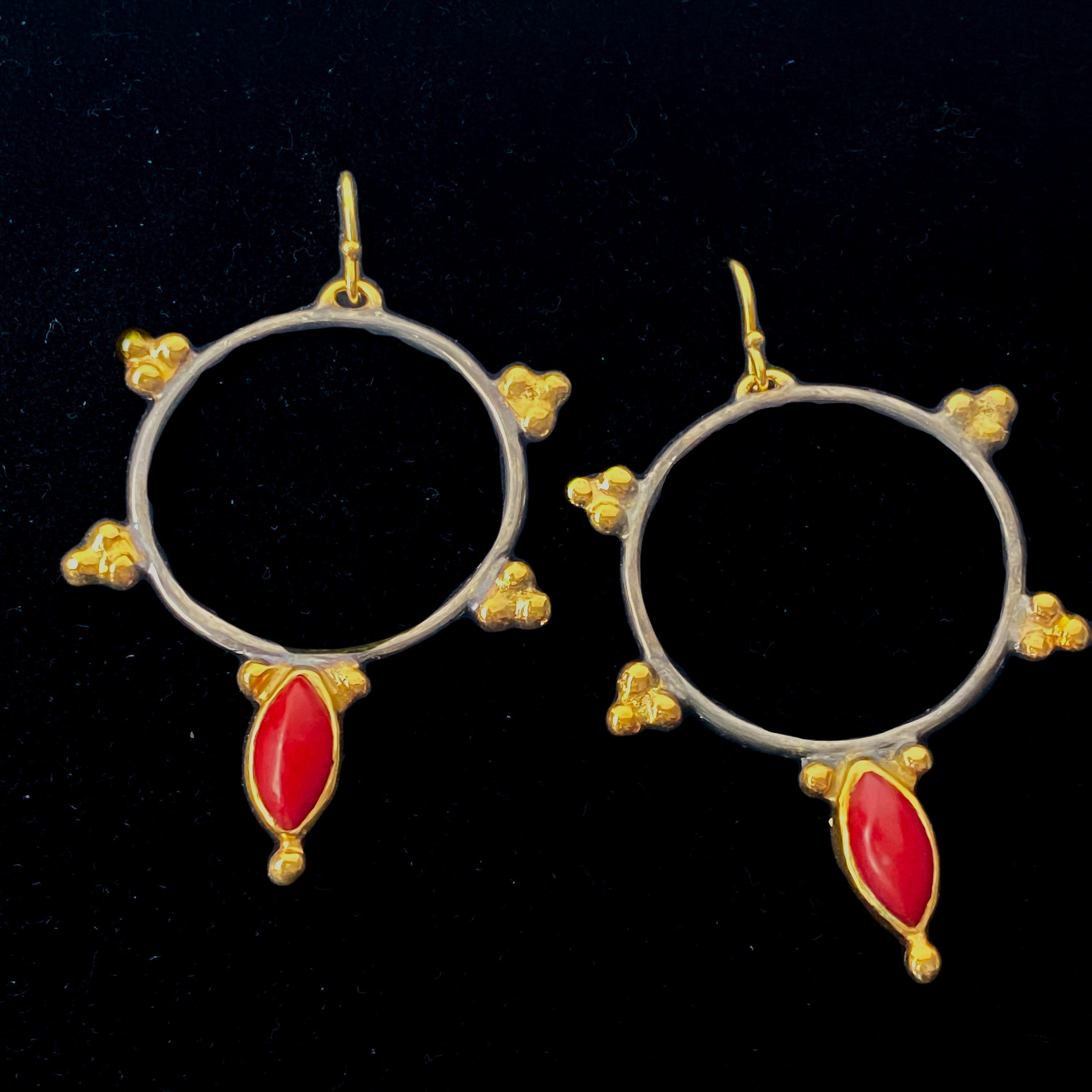 Boucles d'oreilles créoles en corail rouge, noir et or, argent sterling