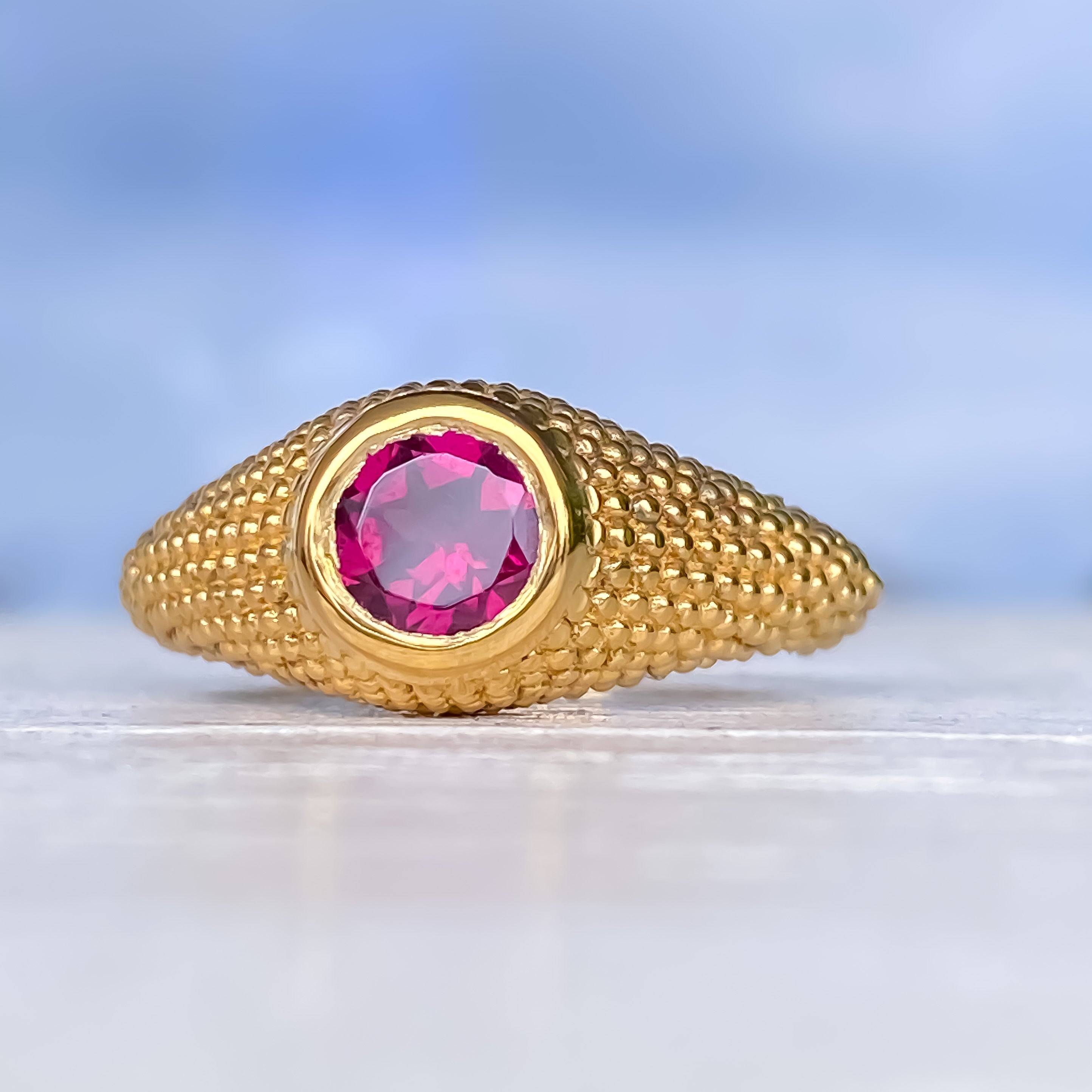 Nubia-Ring aus rundem Rhodolith in Gelbgold, Größe 7,25 (US)