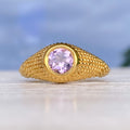 Nubia runder Ring aus Gelbgold mit lavendelfarbenem Amethyst, Größe 7 (US)