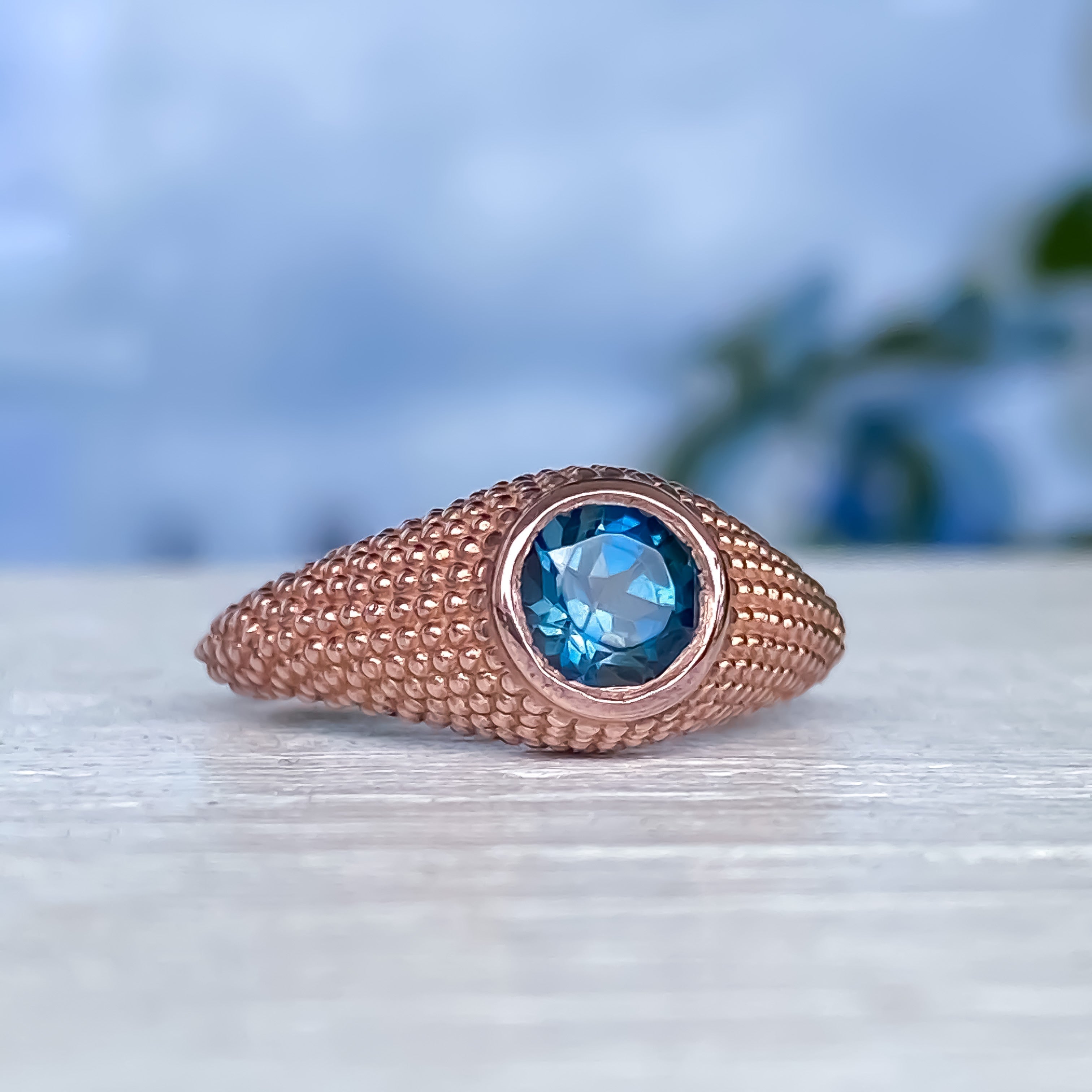 Bague Nubia ronde en or rose et topaze bleue de Londres, taille 7 US