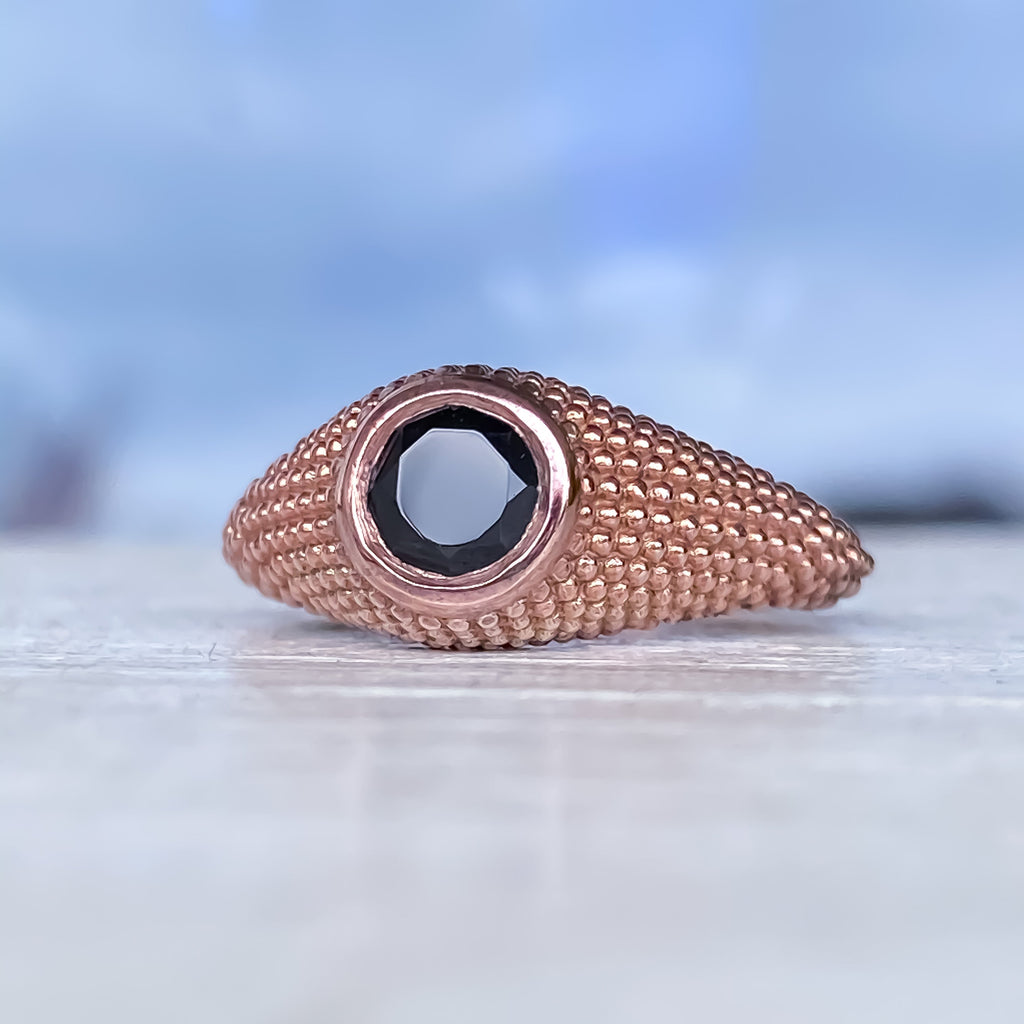 Nubia runder Ring aus schwarzem Spinell in Roségold, Größe 7 (US)