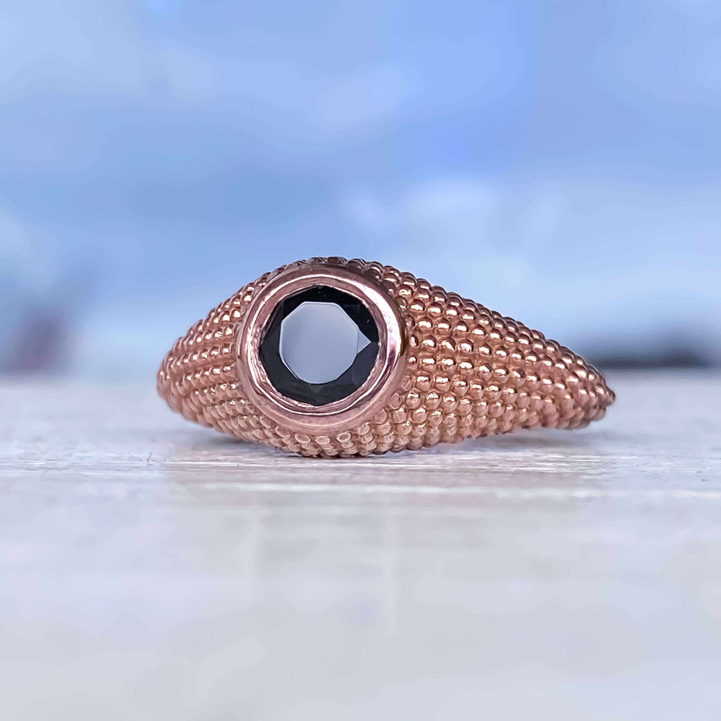 Nubia runder Ring aus schwarzem Spinell in Roségold, Größe 7 (US)