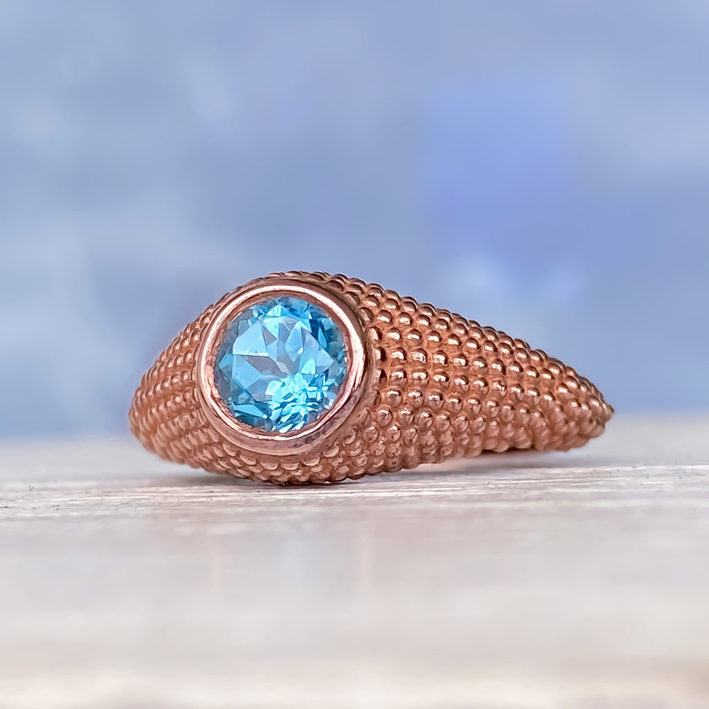 Nubia Ring aus Roségold mit rundem blauem Topas, Größe 7 (US)