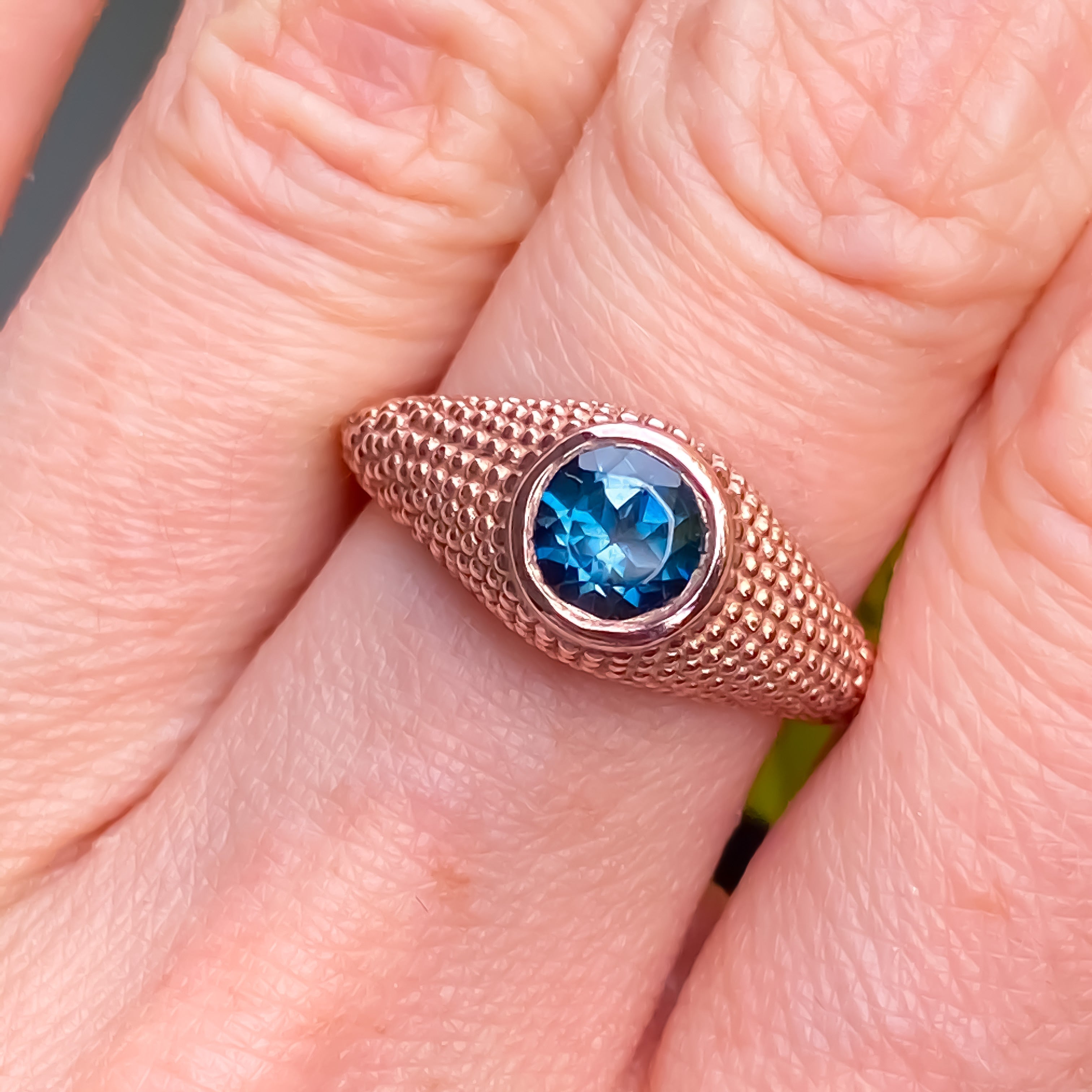 Bague Nubia ronde en or rose et topaze bleue de Londres, taille 7 US