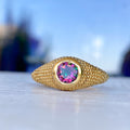 Nubia Ring aus Gelbgold mit rundem Mystic Topaz, Größe 7 (US)