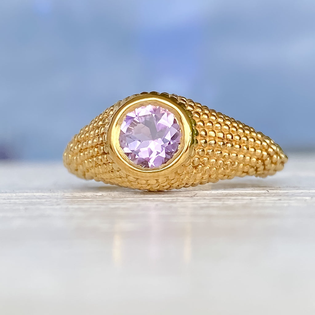 Nubia runder Ring aus Gelbgold mit lavendelfarbenem Amethyst, Größe 7 (US)