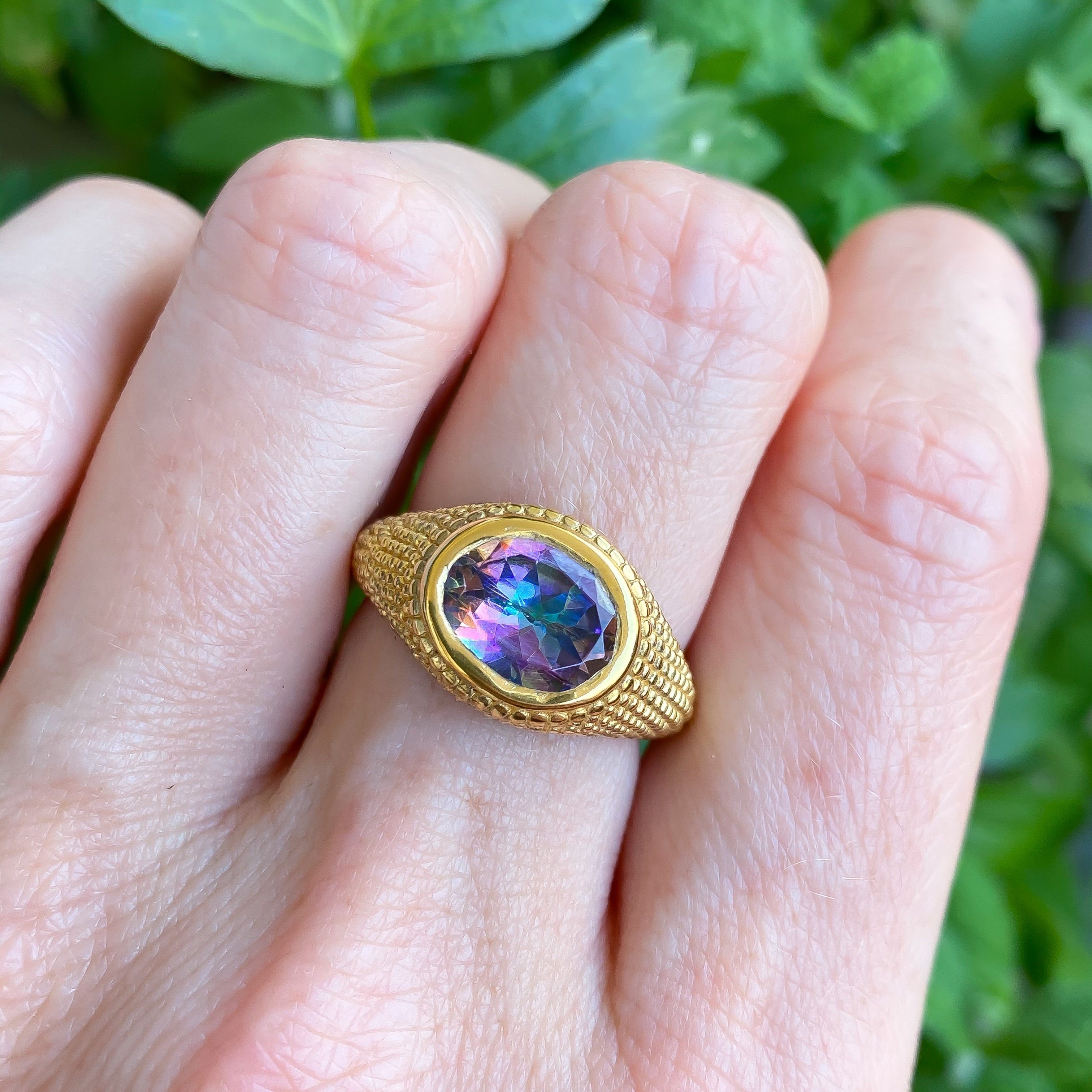 Nubia Oval Purple Mystic Topaz Gelbgoldring Größe 7US