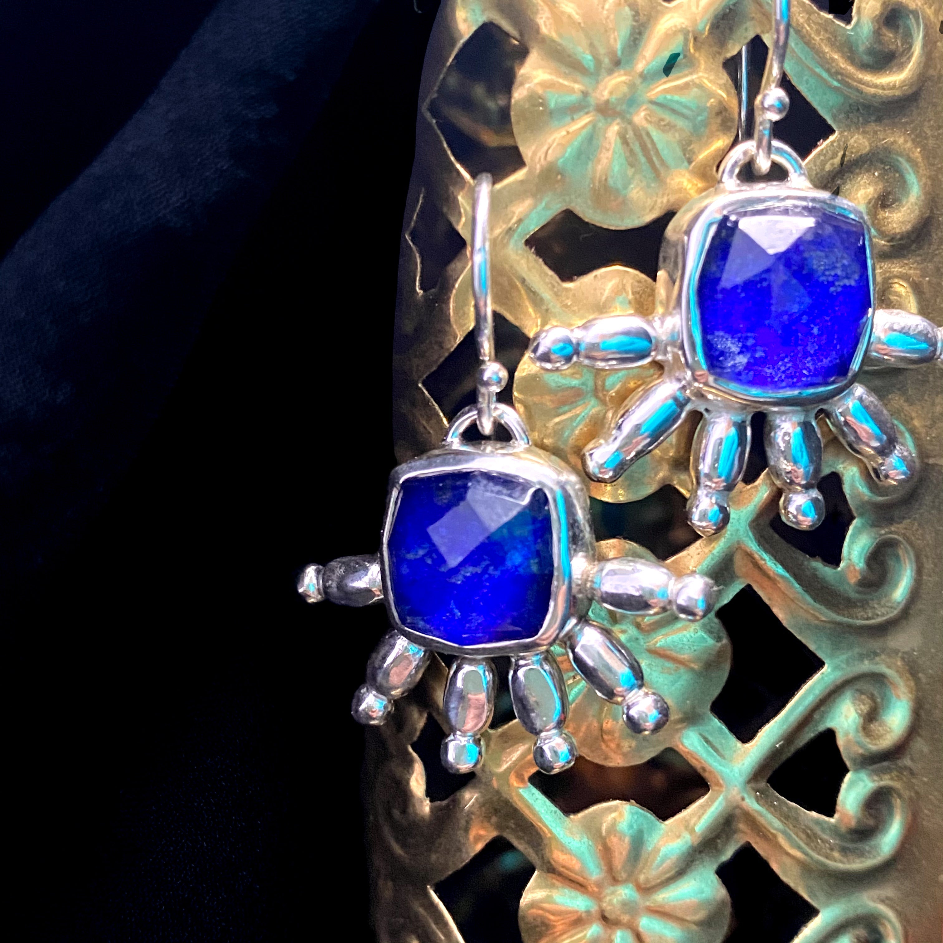 Lapislazuli-Ohrhänger im Tribal-Stil, Sterlingsilber