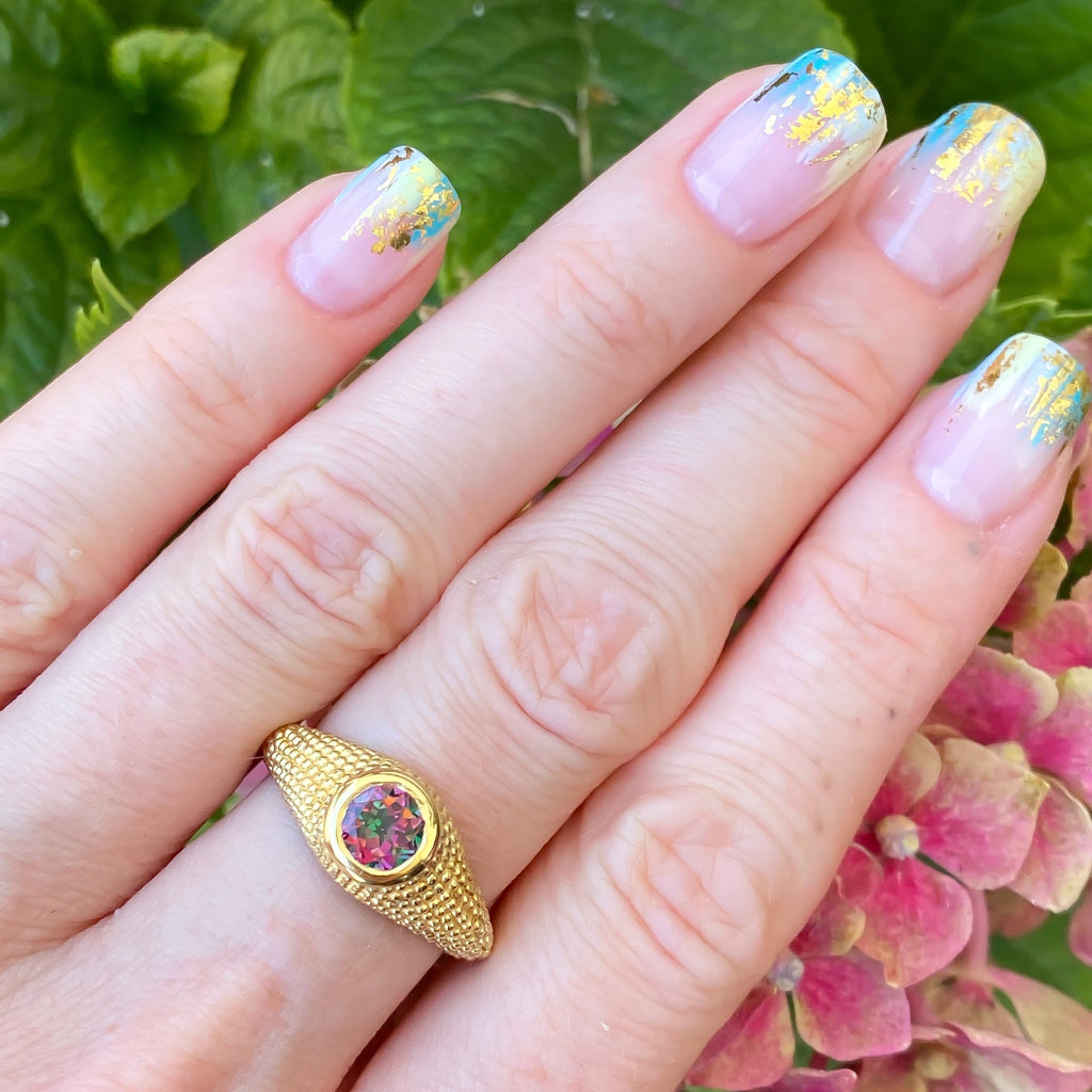 Nubia Ring aus Gelbgold mit rundem Mystic Topaz, Größe 7 (US)