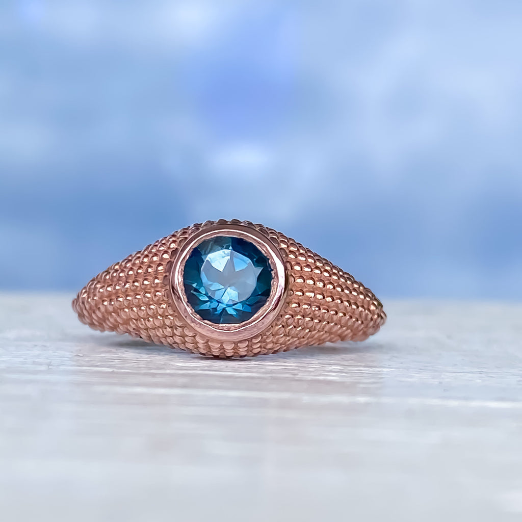 Nubia Ring aus Roségold mit rundem London Blue Topas, Größe 7 (US)