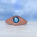 Nubia Ring aus Roségold mit rundem London Blue Topas, Größe 7 (US)