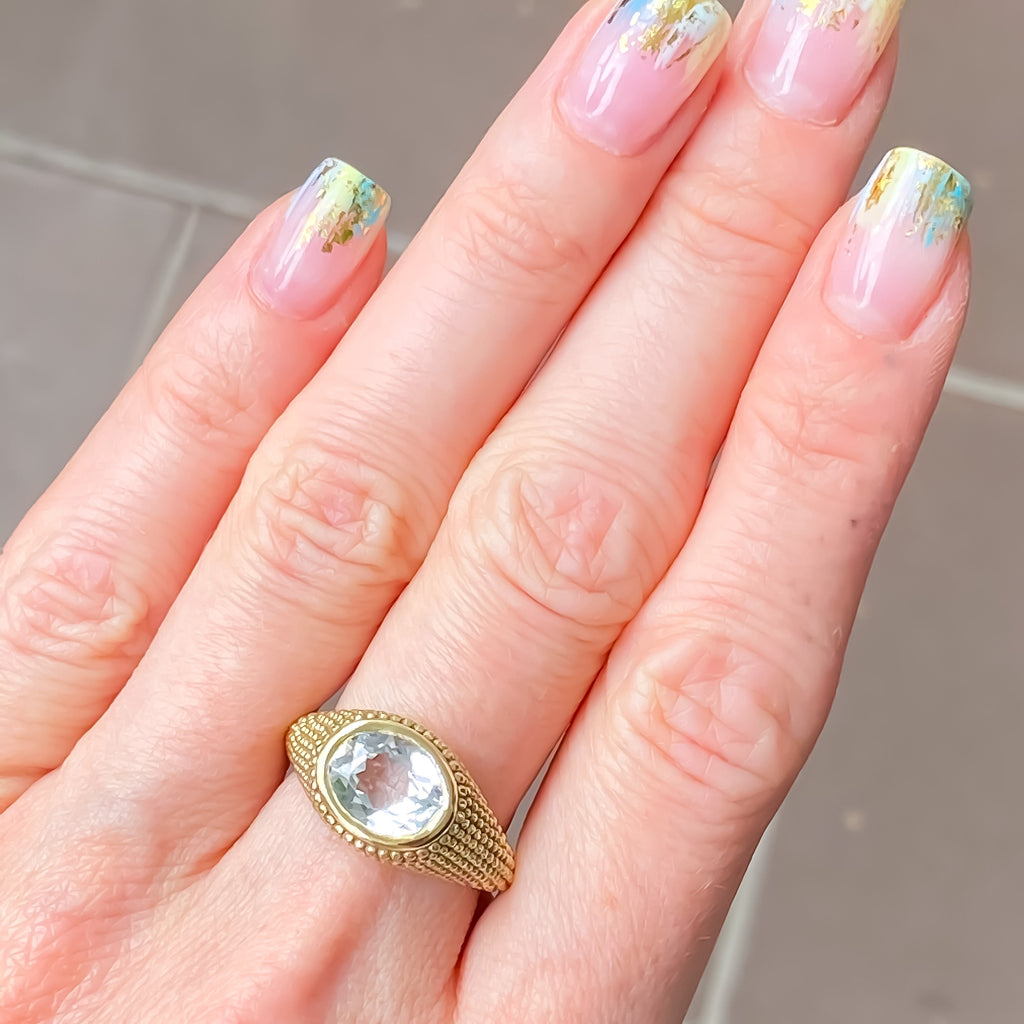 Nubia Ovaler Ring aus Weißtopas, Gelbgold, Größe 7 (US)