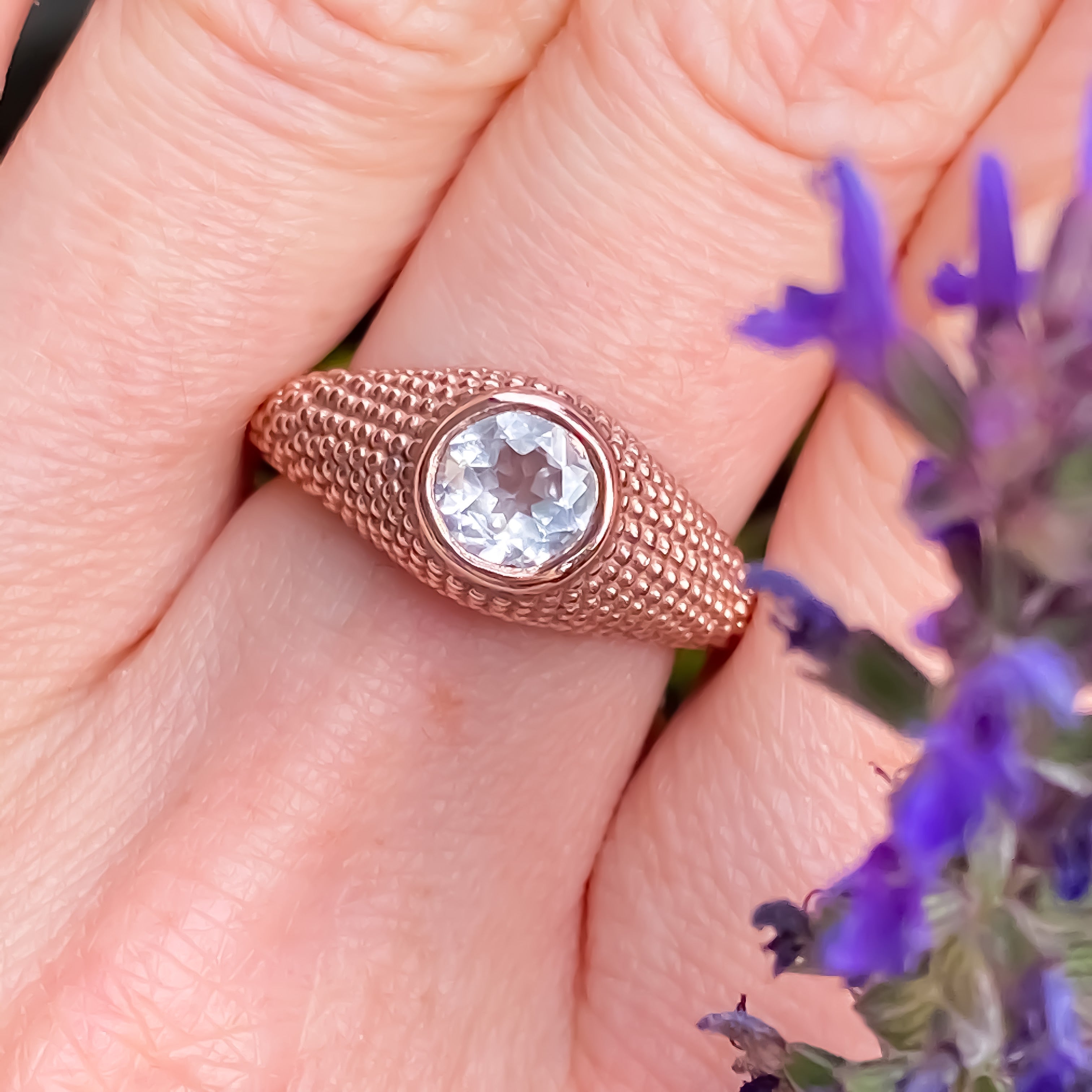 Nubia Ring mit rundem weißen Topas in Roségold, Größe 7,25 (US)