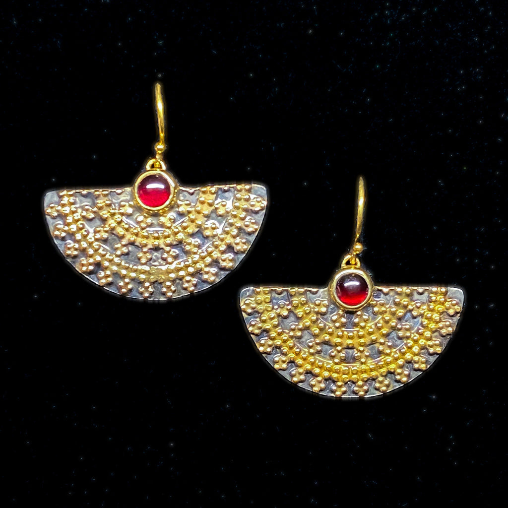 Ohrringe mit rotem Granat, königlich schwarz und gold, Sterlingsilber