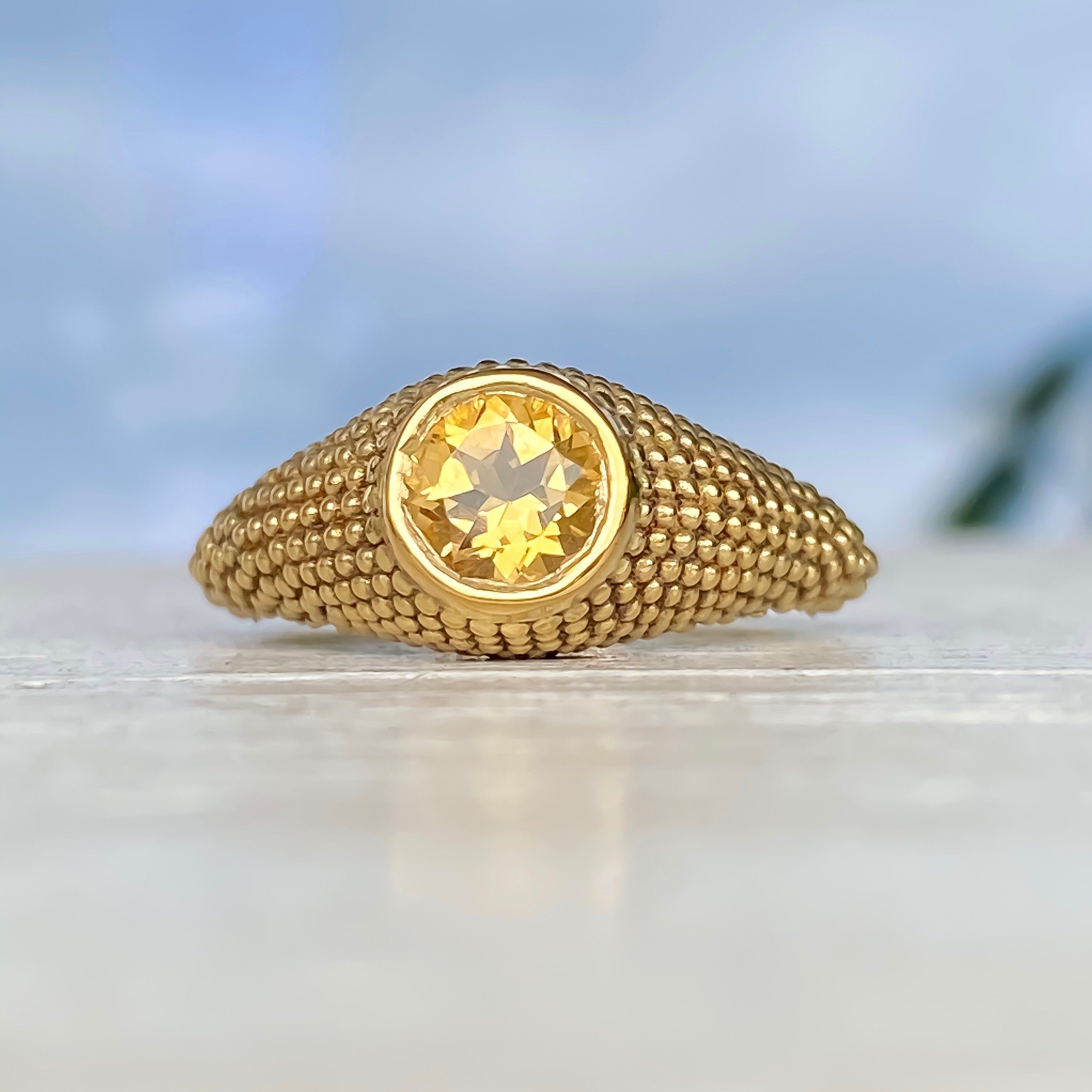 Nubia Ring aus Gelbgold mit rundem Citrin, Größe 7,25 (US)