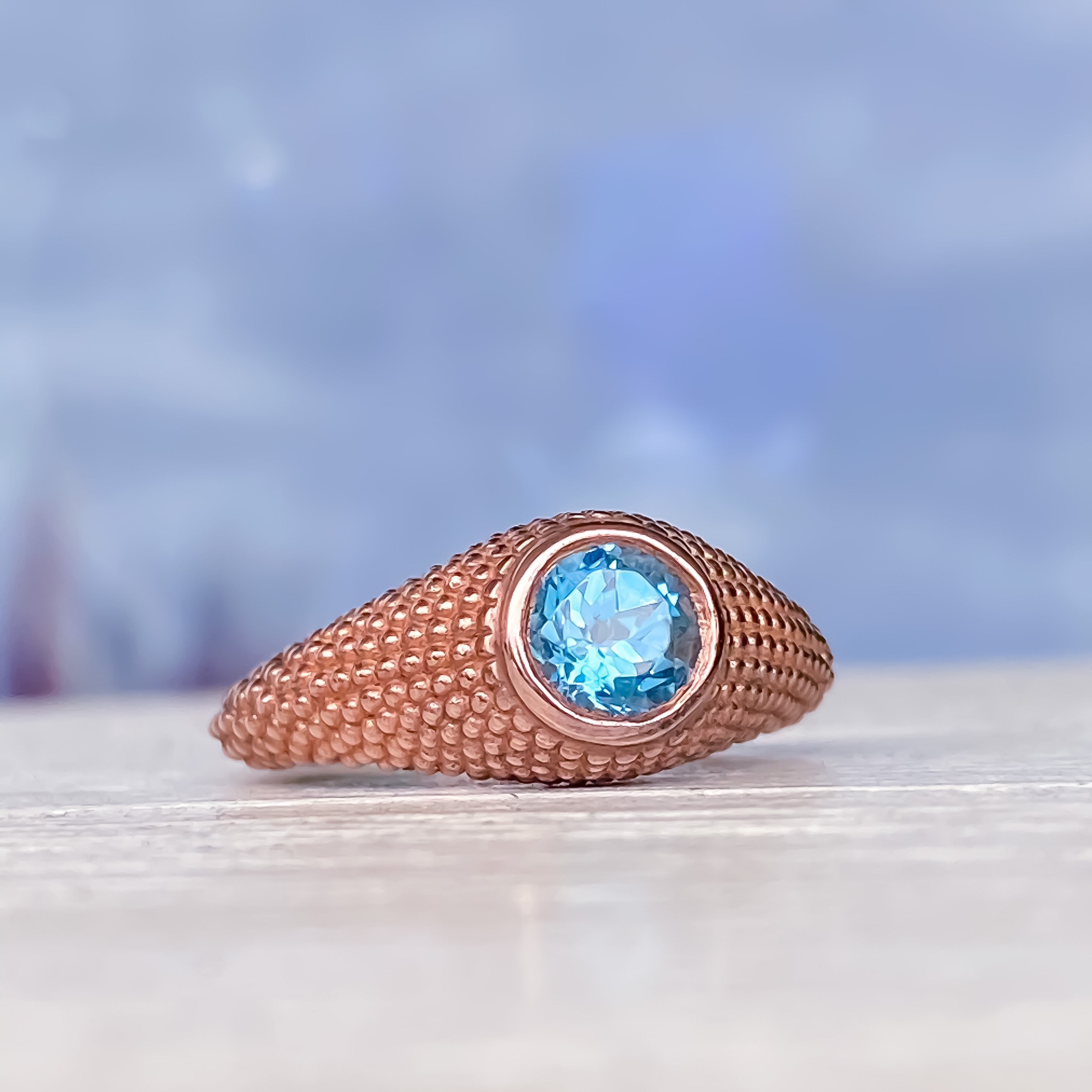 Nubia Ring aus Roségold mit rundem blauem Topas, Größe 7 (US)