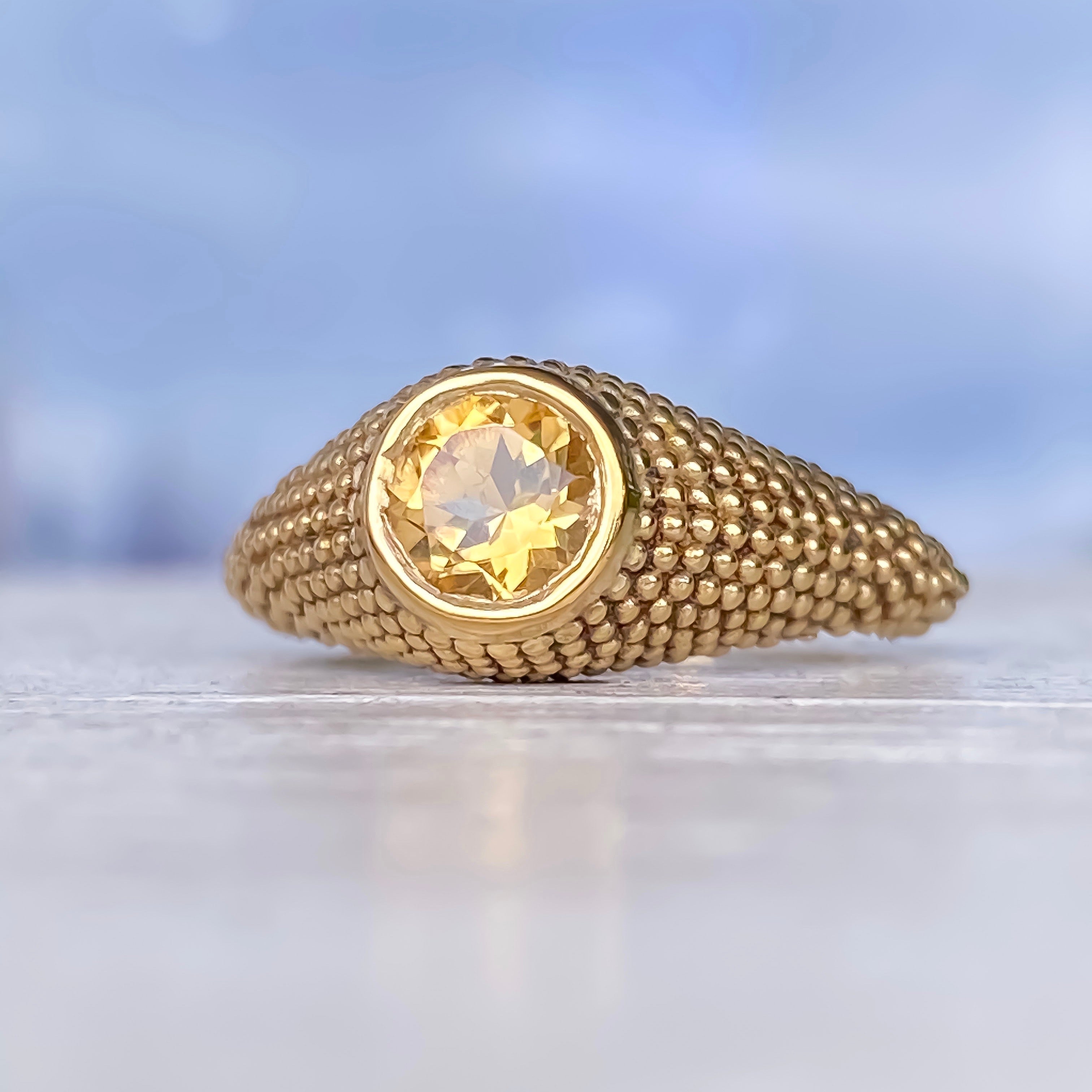 Nubia Ring aus Gelbgold mit rundem Citrin, Größe 7,25 (US)