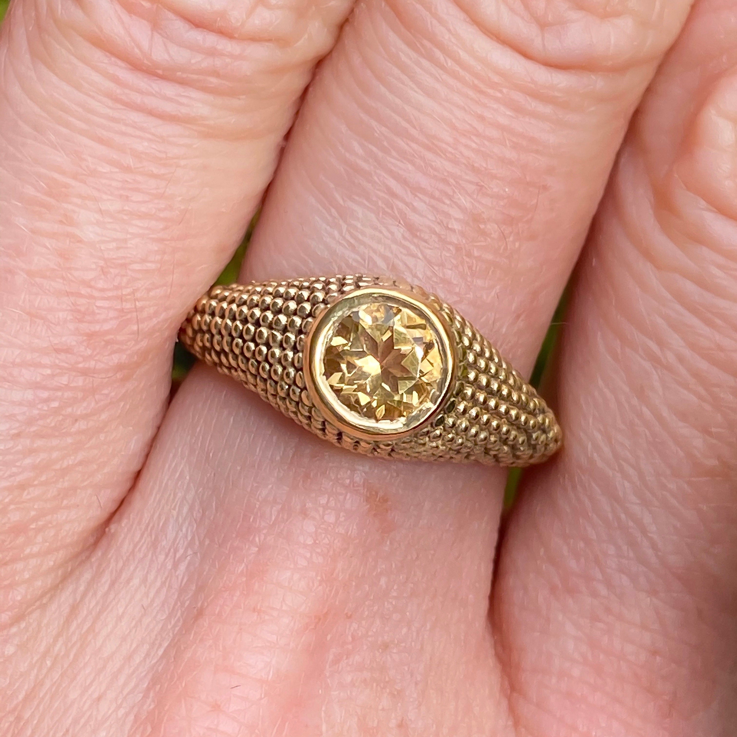 Nubia Ring aus Gelbgold mit rundem Citrin, Größe 7,25 (US)