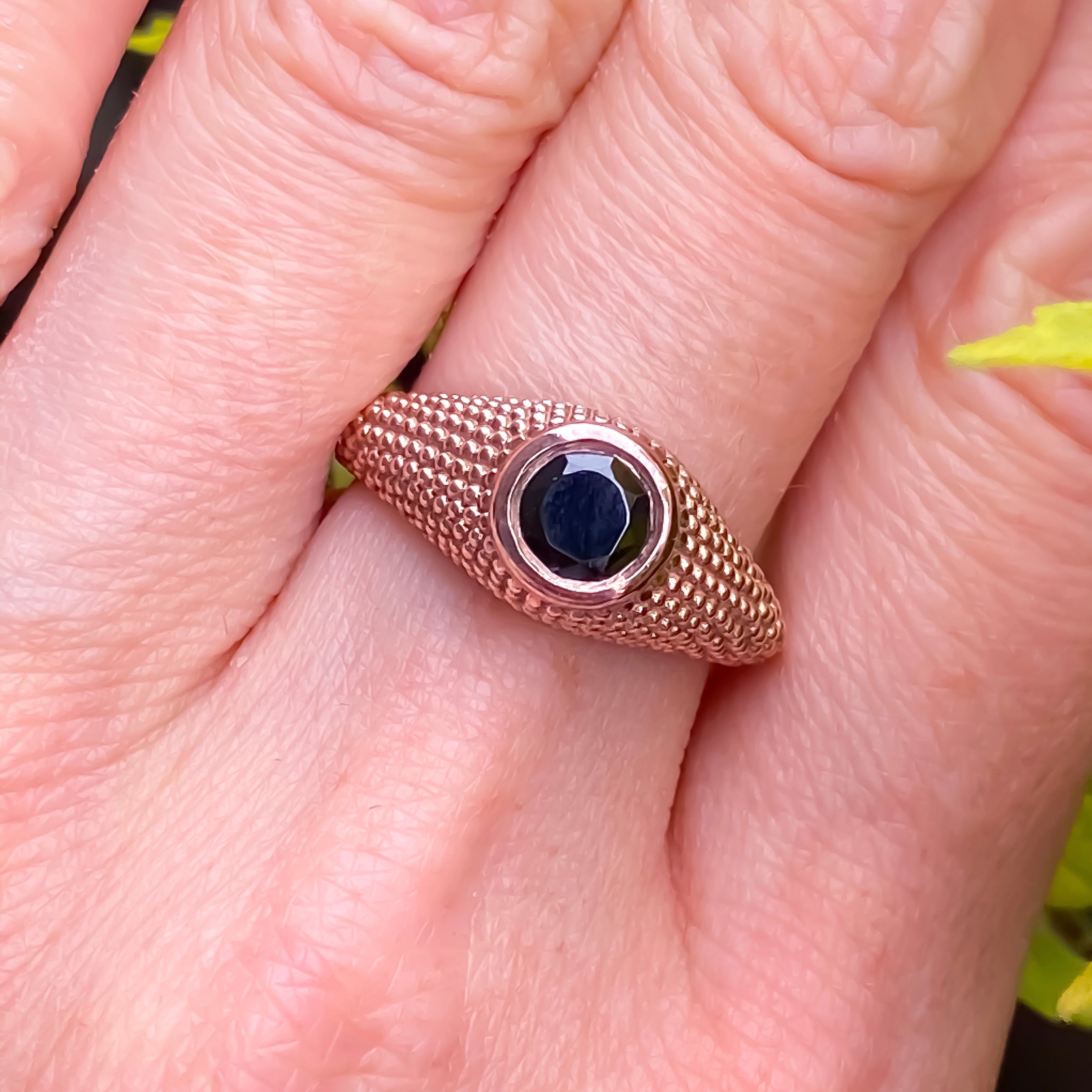 Nubia runder Ring aus schwarzem Spinell in Roségold, Größe 7 (US)