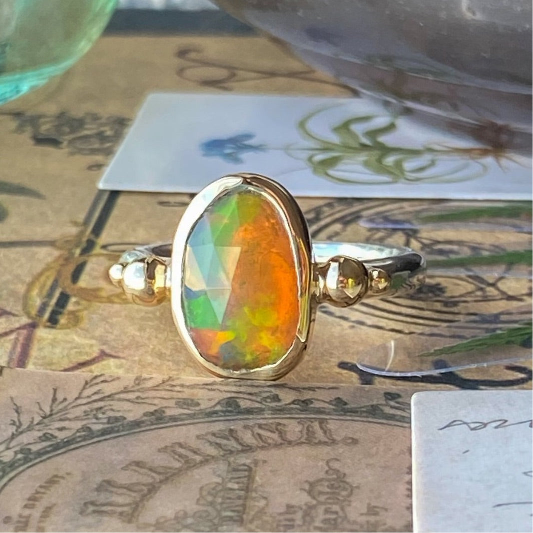 Ring mit äthiopischem Opal, 14 Karat Gelbgold und Sterlingsilber, Größe 7-8 US