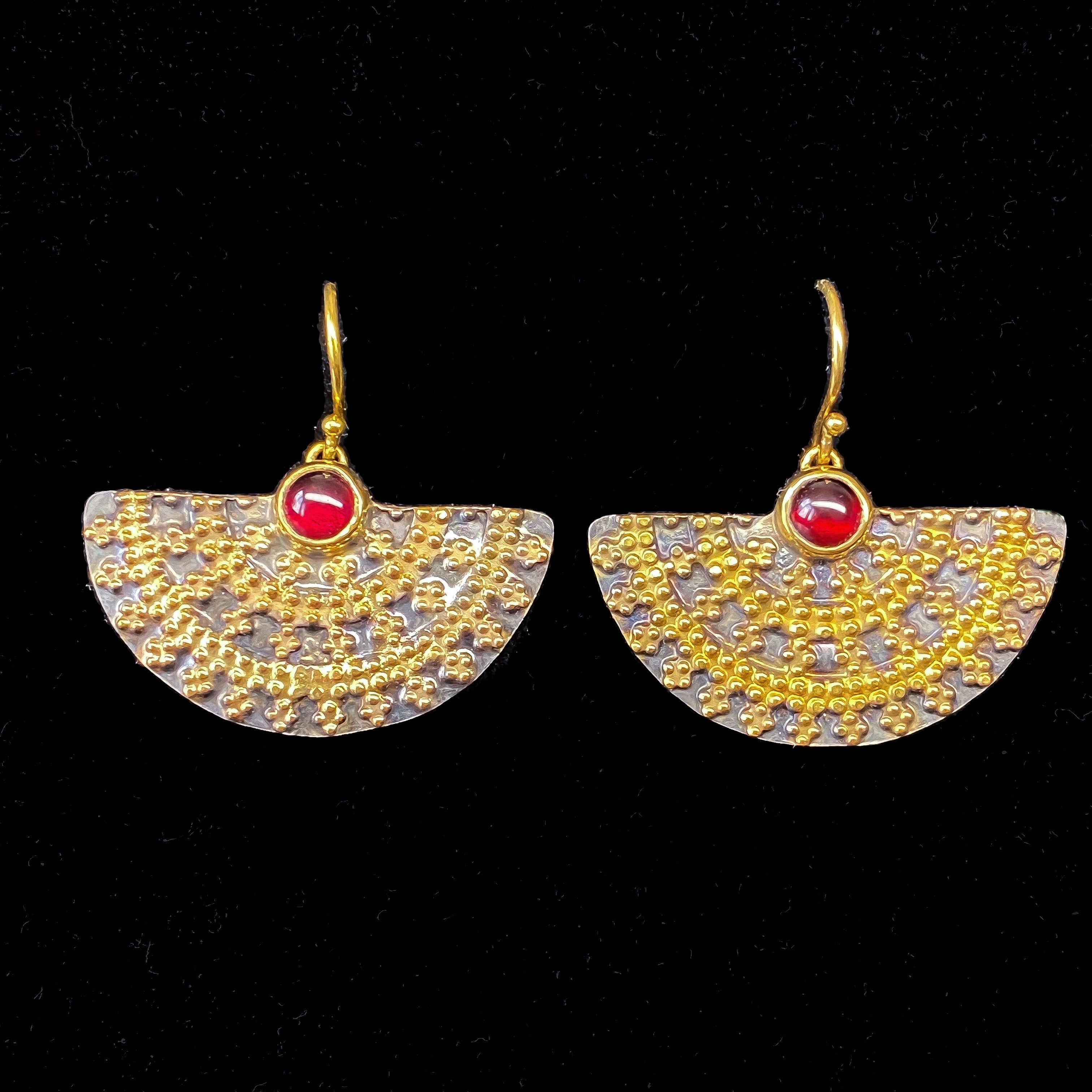 Ohrringe mit rotem Granat, königlich schwarz und gold, Sterlingsilber