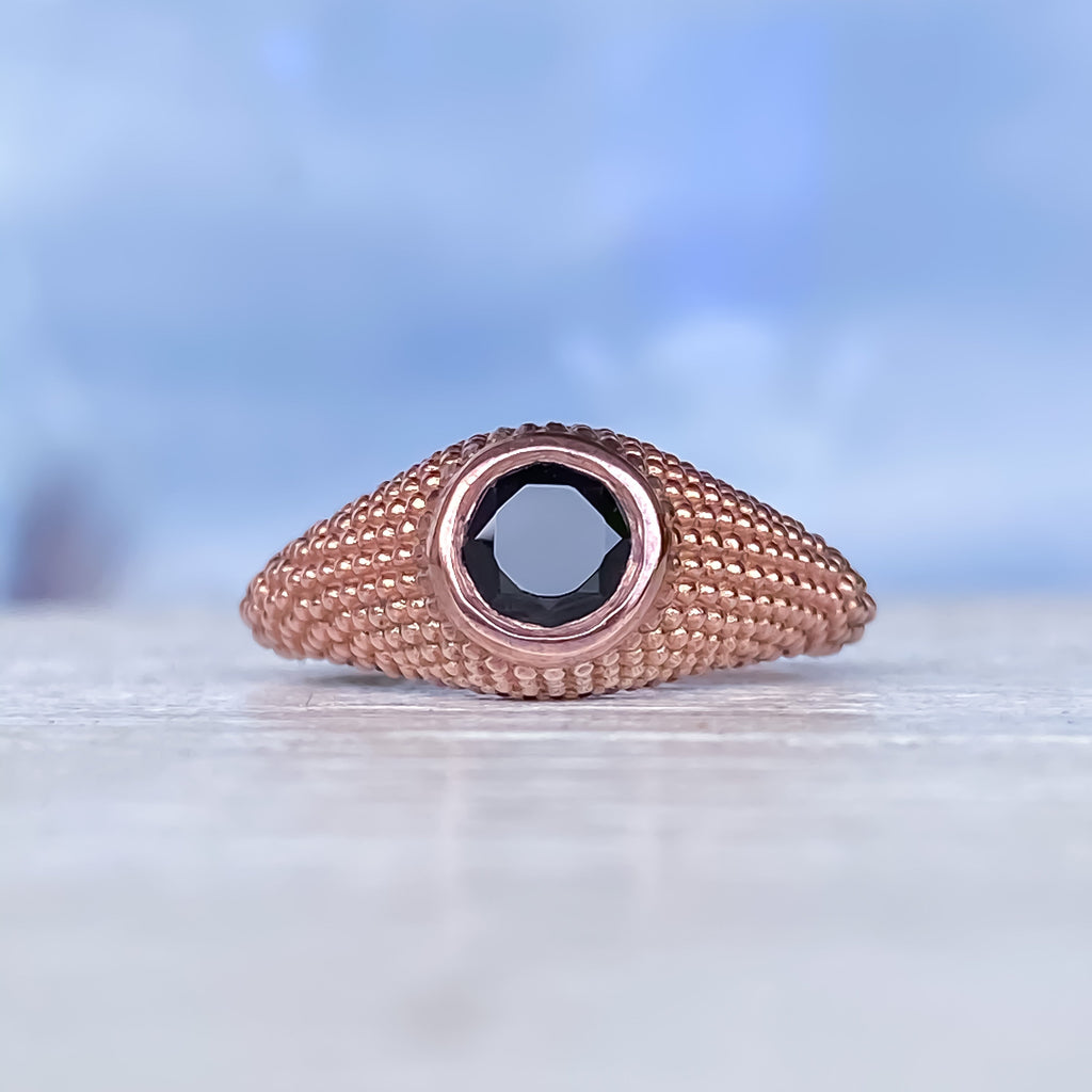 Nubia runder Ring aus schwarzem Spinell in Roségold, Größe 7 (US)