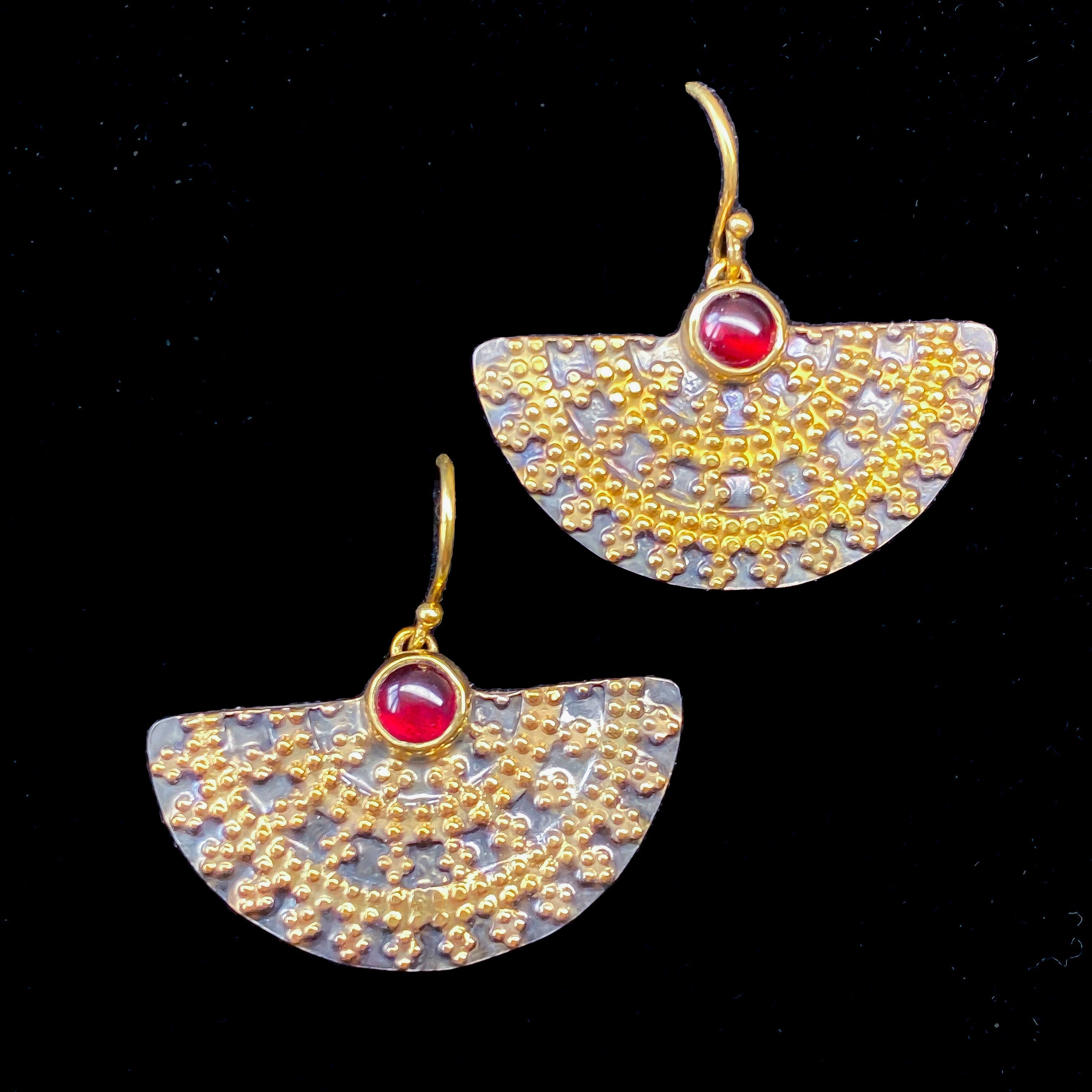 Ohrringe mit rotem Granat, königlich schwarz und gold, Sterlingsilber