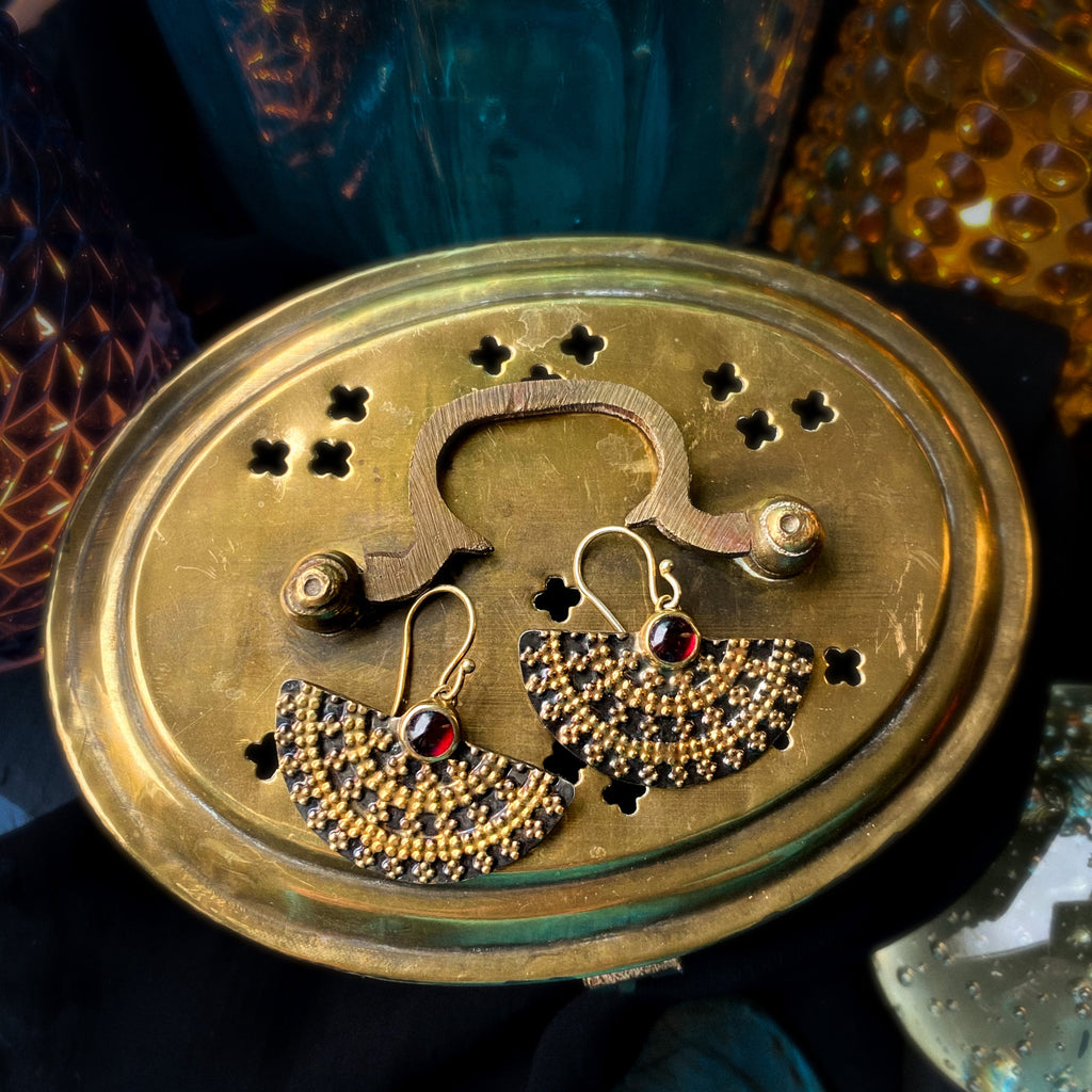 Ohrringe mit rotem Granat, königlich schwarz und gold, Sterlingsilber