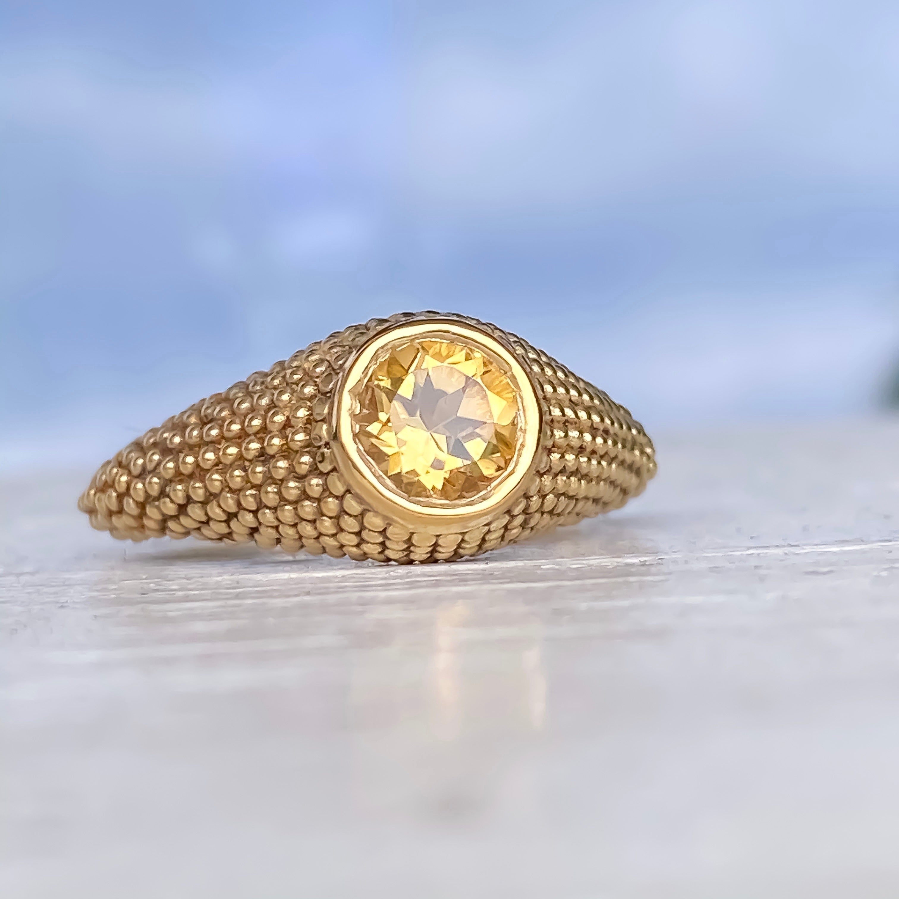 Nubia Ring aus Gelbgold mit rundem Citrin, Größe 7,25 (US)