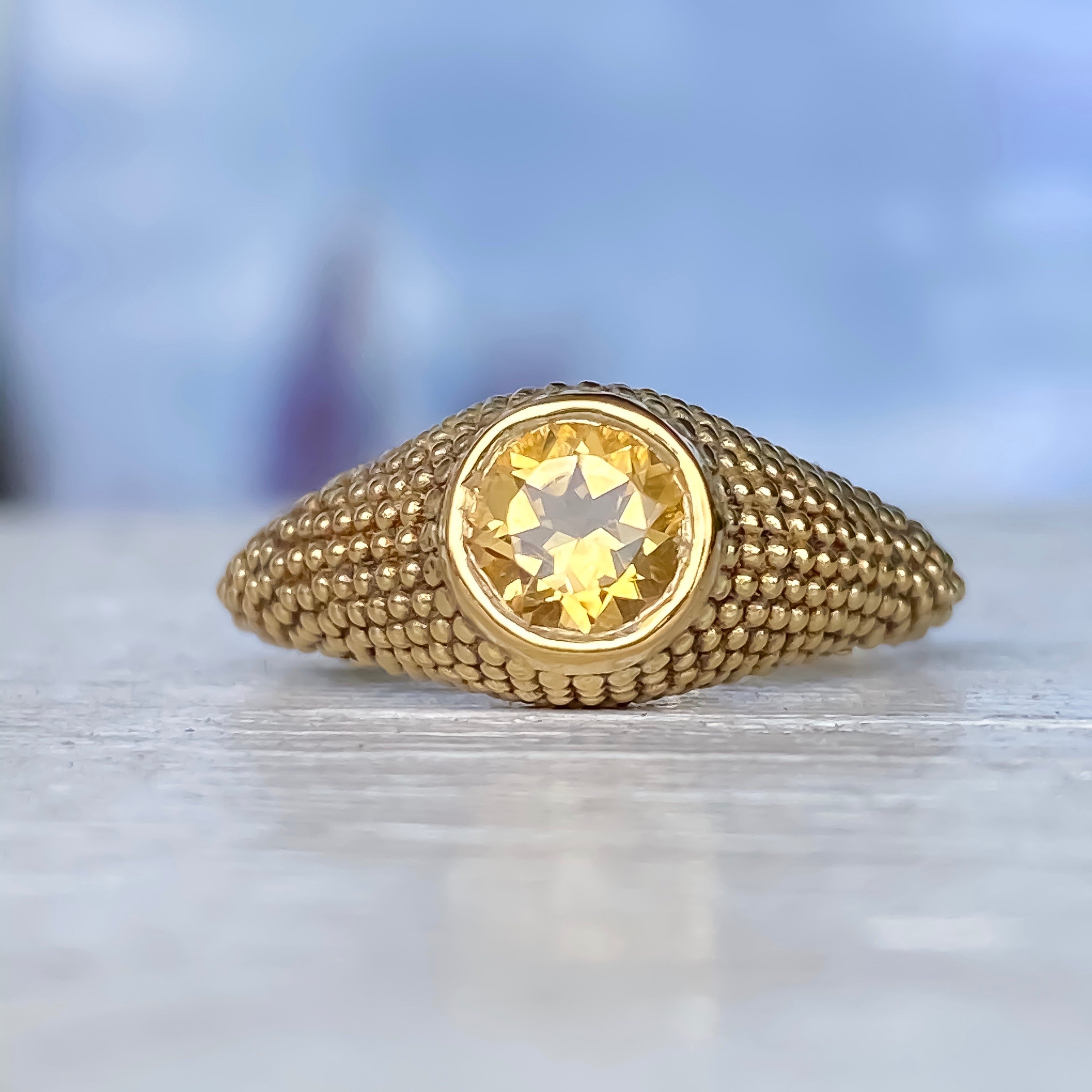 Nubia Ring aus Gelbgold mit rundem Citrin, Größe 7,25 (US)