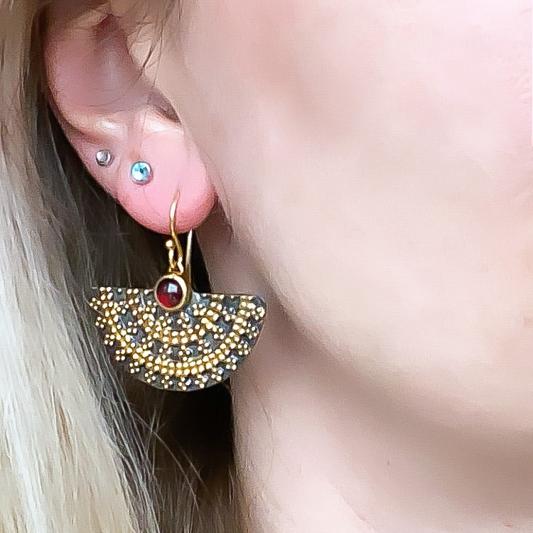 Ohrringe mit rotem Granat, königlich schwarz und gold, Sterlingsilber