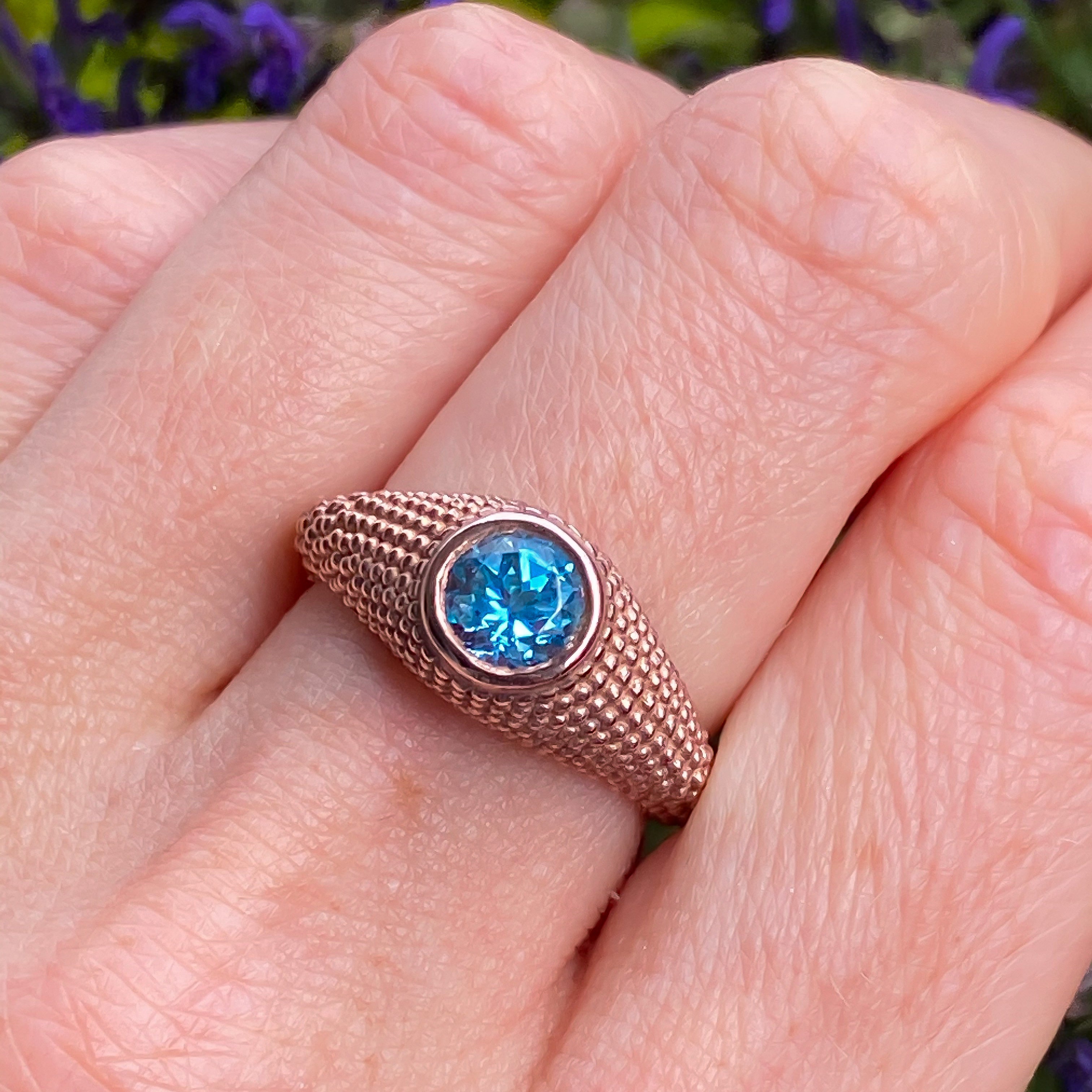 Nubia Ring aus Roségold mit rundem blauem Topas, Größe 7 (US)