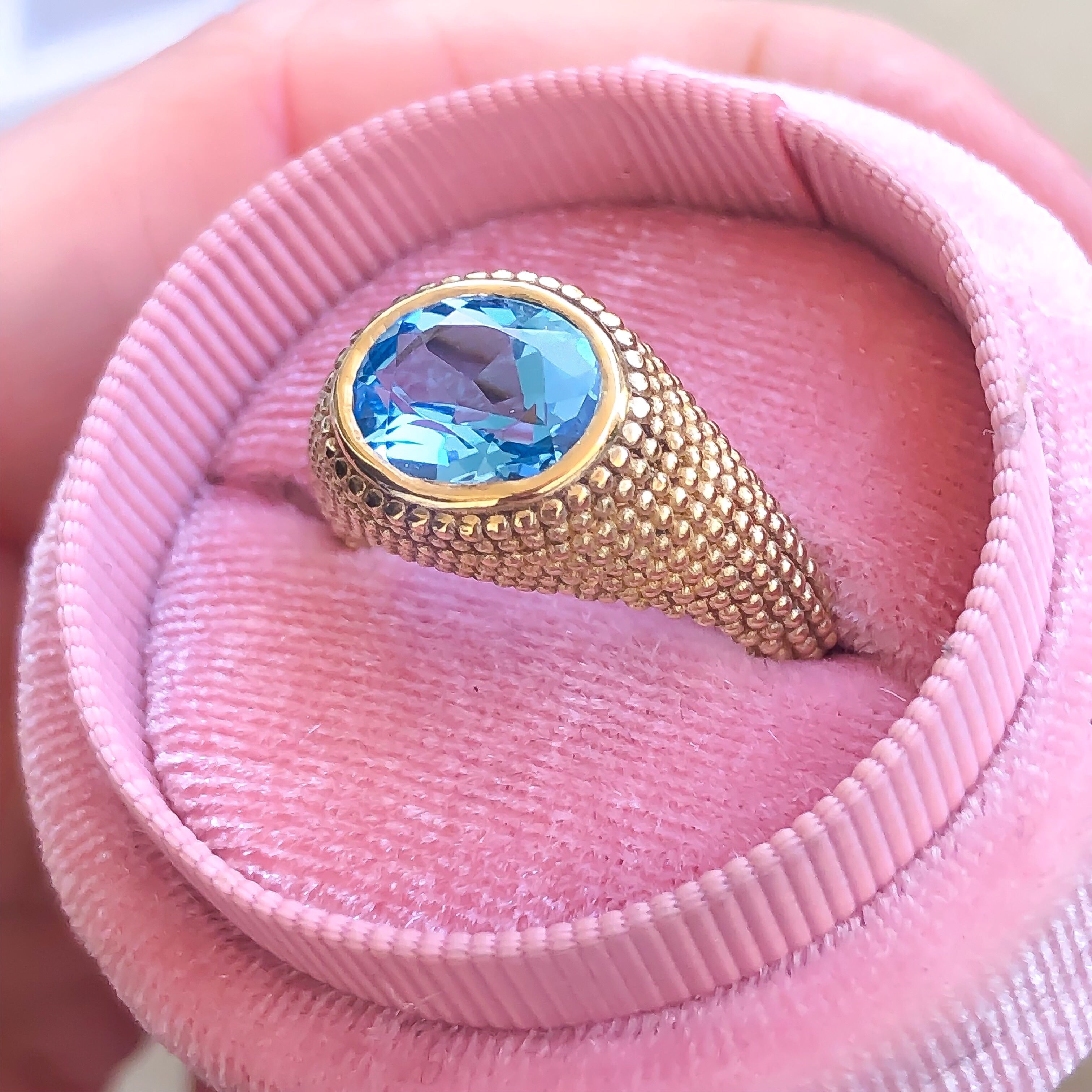 Nubia Ovaler Ring aus Gelbgold mit blauem Topas, Größe 7 (US)